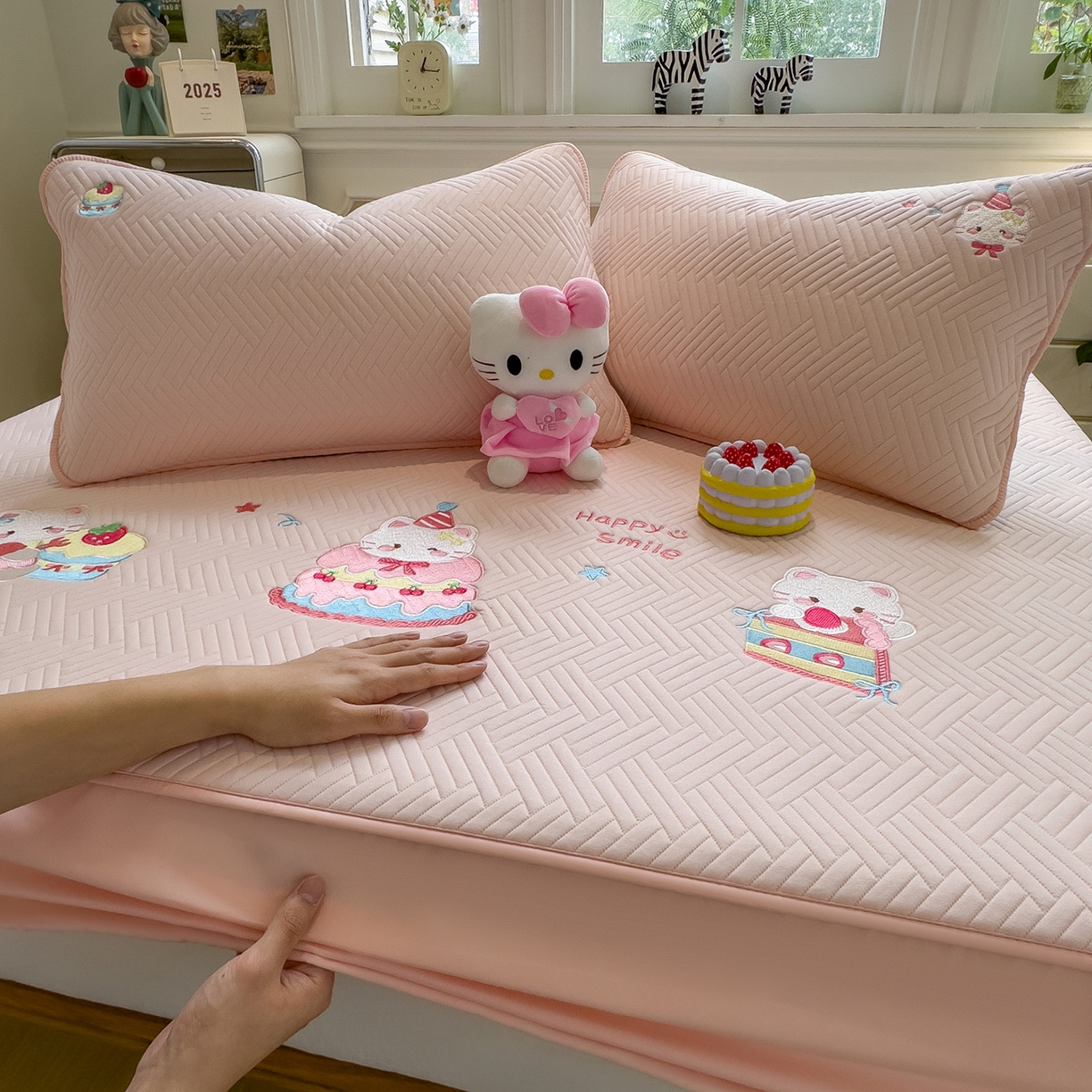 91家纺网 家纺一手货源 找家纺 眠多宝 2025新款三联刺绣卡通夹棉床笠全包围床垫保护套 微笑小猫-樱花粉
