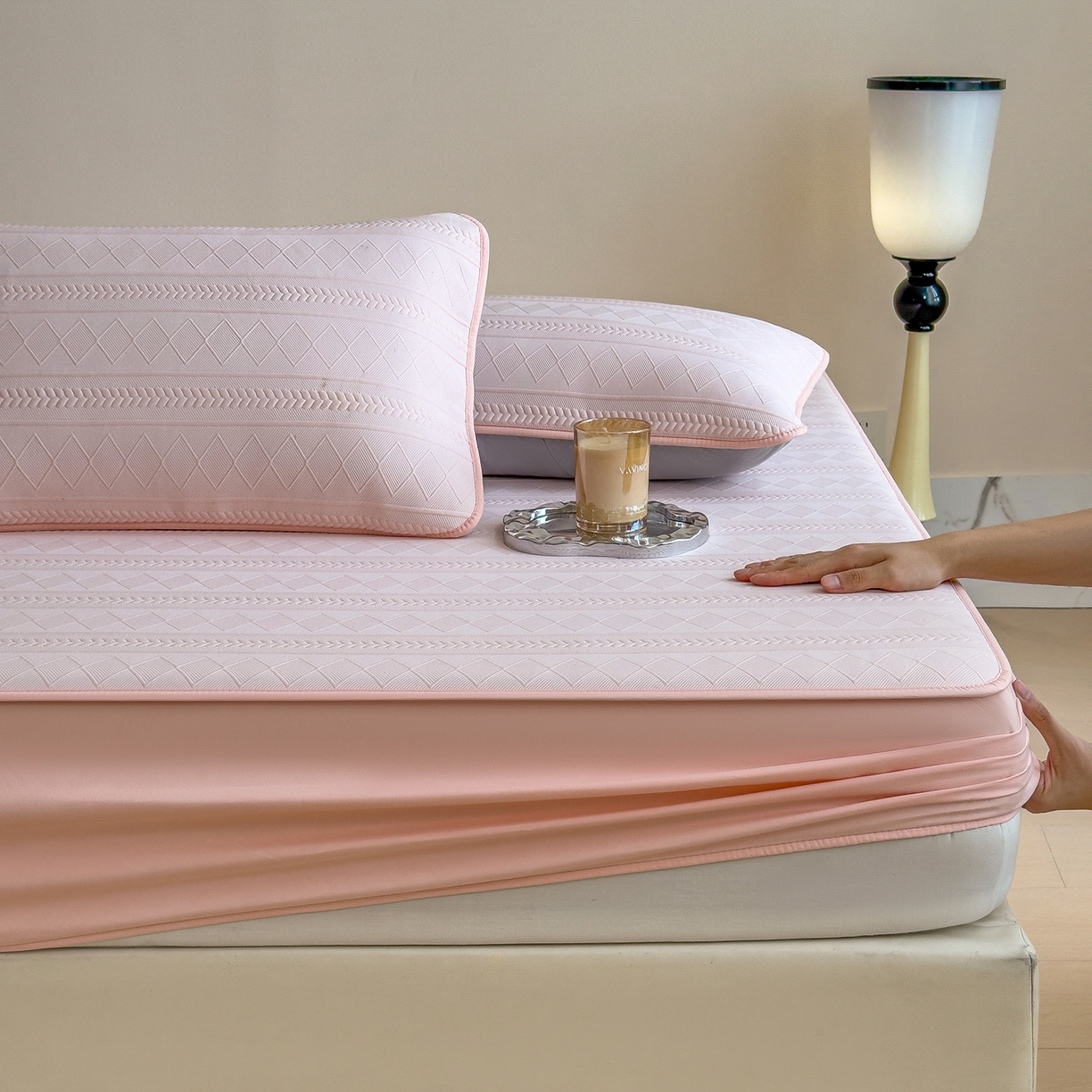 91家纺网 家纺一手货源 找家纺 眠多宝 2025新款柔感彩绒棉纯色夹棉全包围床笠 素菱笺-桃雾粉