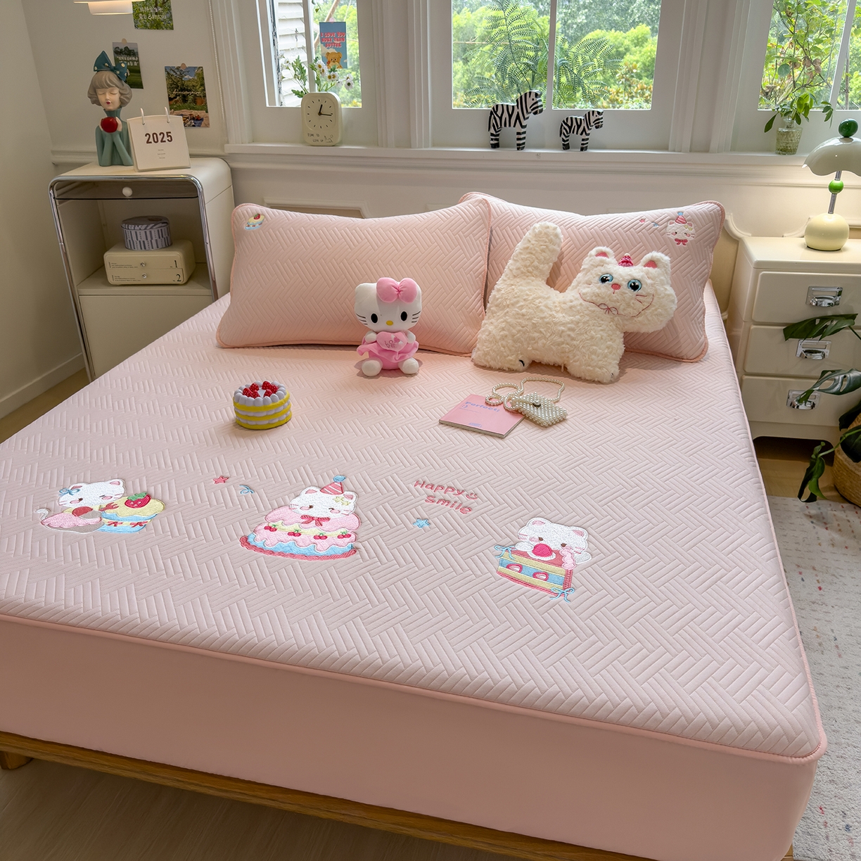 91家纺网 家纺一手货源 找家纺 眠多宝 2025新款三联刺绣卡通夹棉床笠全包围床垫保护套 微笑小猫-樱花粉