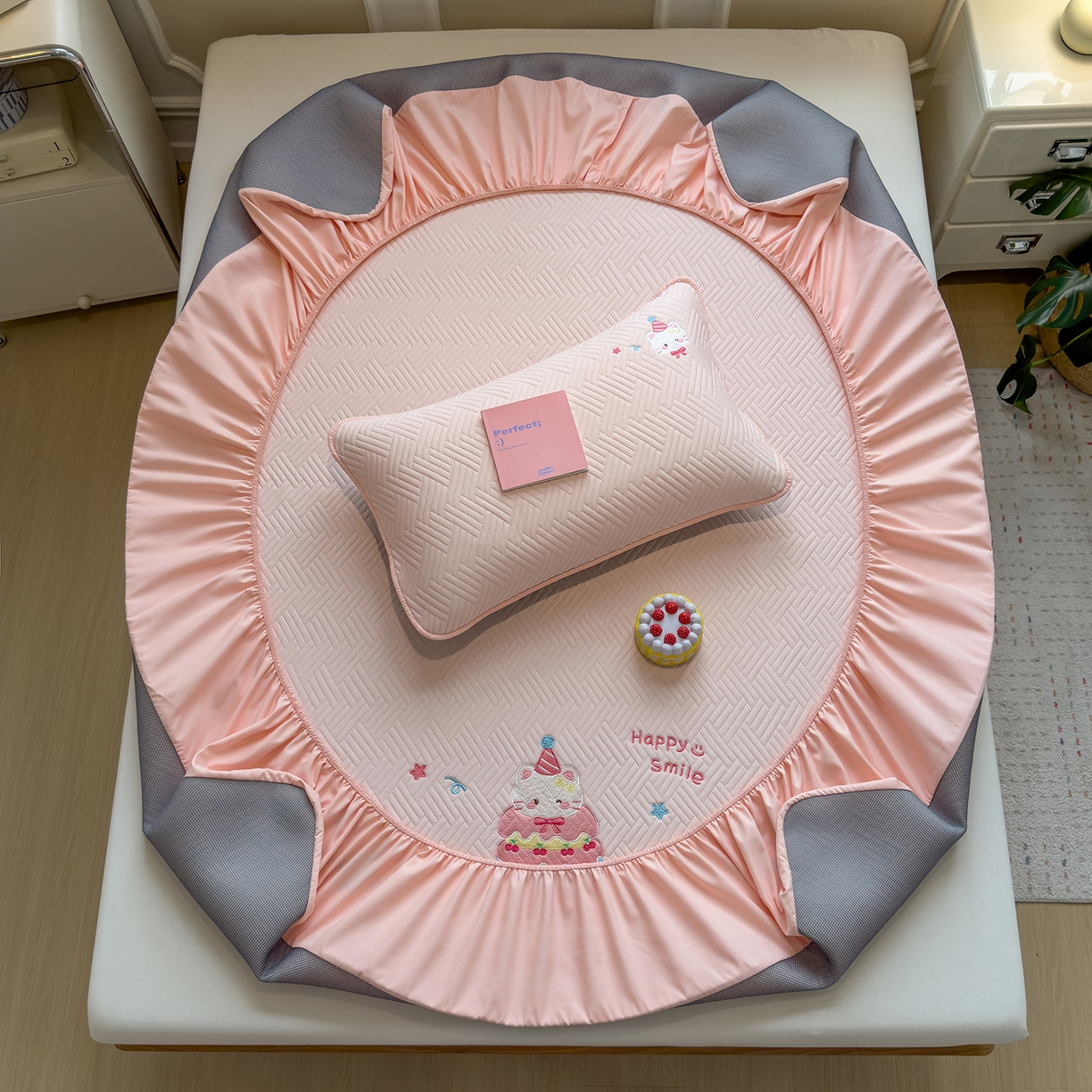 91家纺网 家纺一手货源 找家纺 眠多宝 2025新款三联刺绣卡通夹棉床笠全包围床垫保护套 微笑小猫-樱花粉