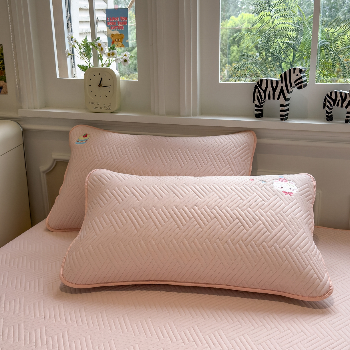 91家纺网 家纺一手货源 找家纺 眠多宝 2025新款三联刺绣卡通夹棉床笠全包围床垫保护套 微笑小猫-樱花粉