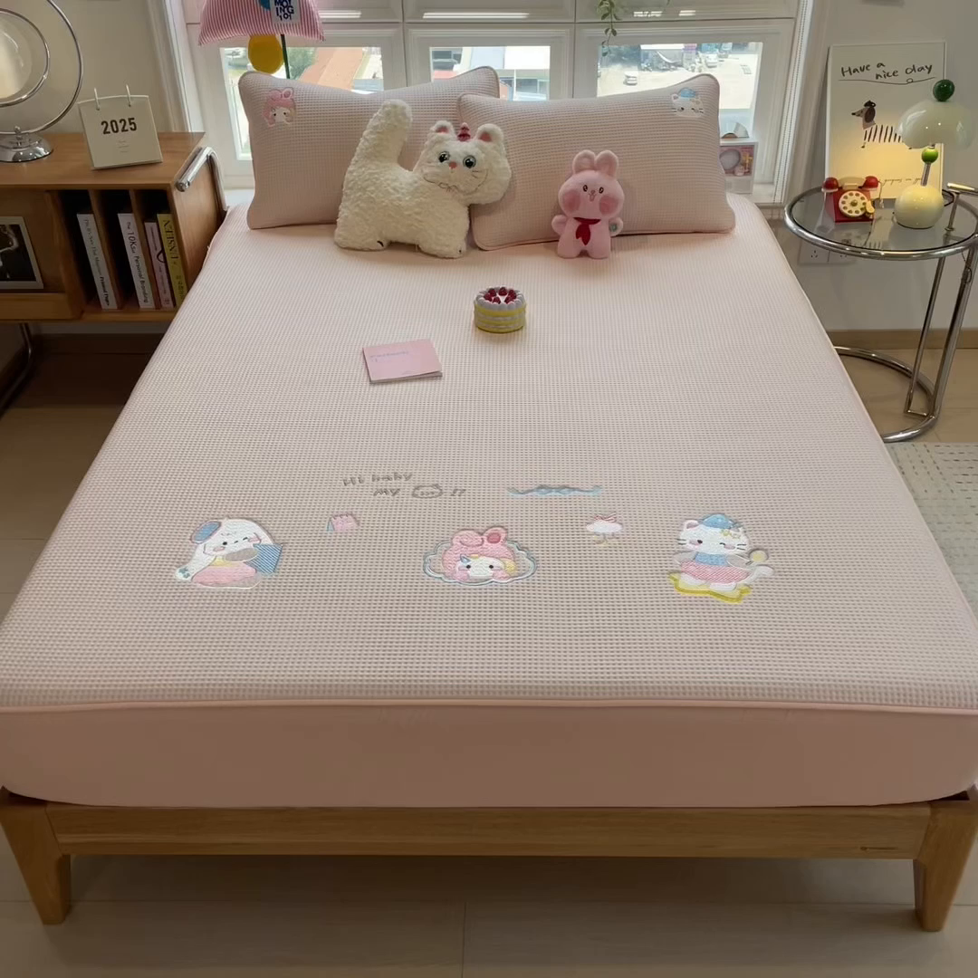 91家纺网 家纺一手货源 找家纺 眠多宝 2025新款华夫格夹棉卡通刺绣床笠全包围床垫保护套 萌兔蒂-樱雾粉
