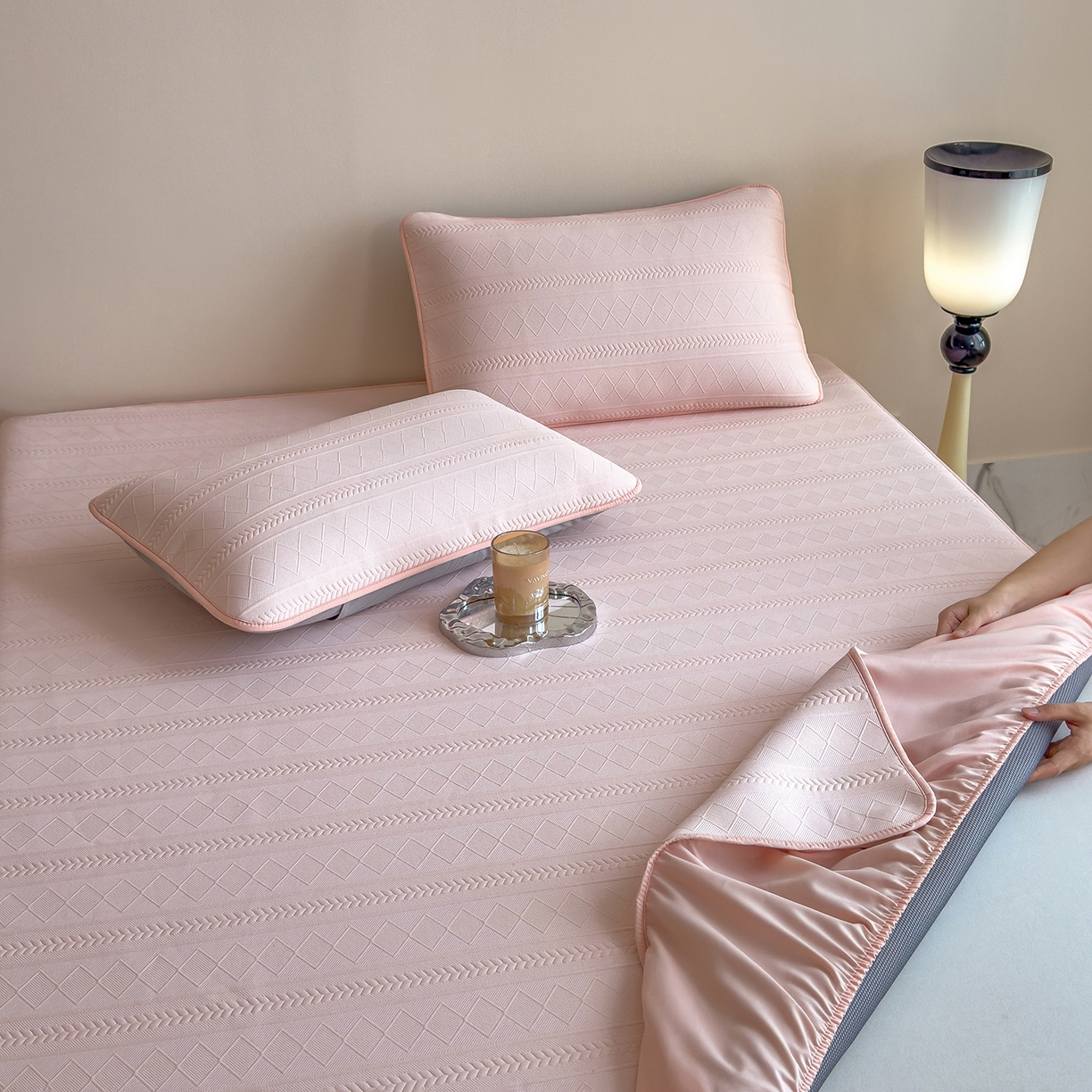 91家纺网 家纺一手货源 找家纺 眠多宝 2025新款柔感彩绒棉纯色夹棉全包围床笠 素菱笺-桃雾粉