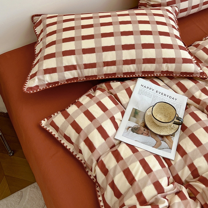 91家纺网 家纺一手货源 找家纺 品乐家纺 2025秋冬全棉加厚磨毛贝壳边四件套 格言-红