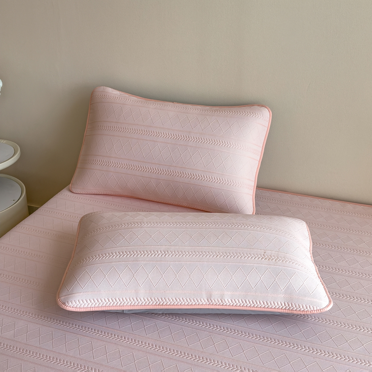 91家纺网 家纺一手货源 找家纺 眠多宝 2025新款柔感彩绒棉纯色夹棉全包围床笠 素菱笺-桃雾粉