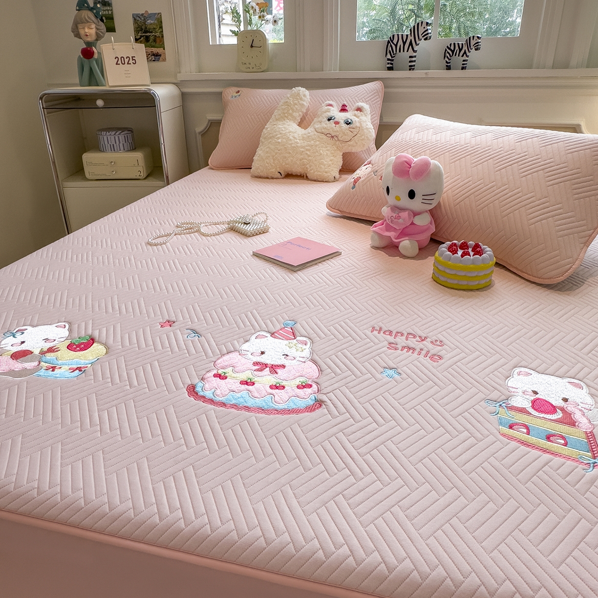 91家纺网 家纺一手货源 找家纺 眠多宝 2025新款三联刺绣卡通夹棉床笠全包围床垫保护套 微笑小猫-樱花粉