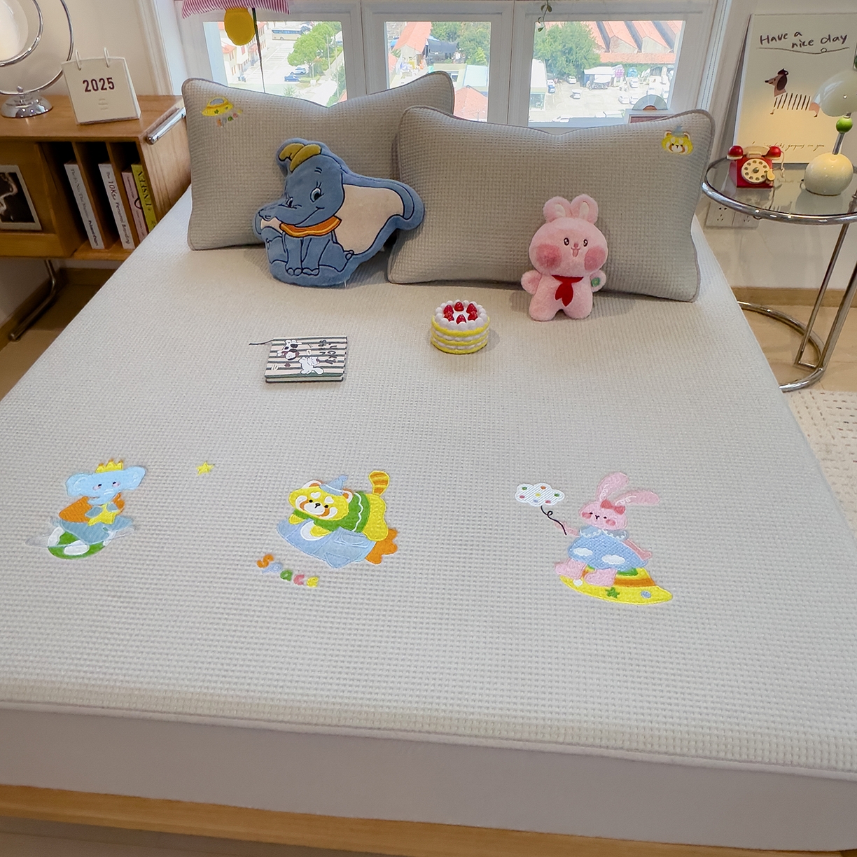 91家纺网 家纺一手货源 找家纺 眠多宝 2025新款华夫格夹棉卡通刺绣床笠全包围床垫保护套 童话小伙伴-云绒灰