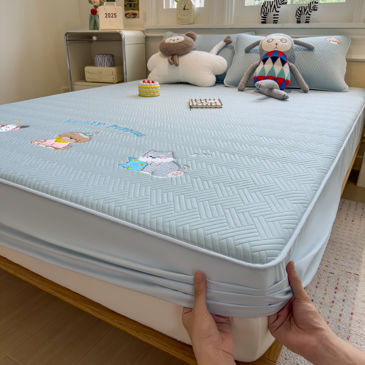 91家纺网 家纺一手货源 找家纺 眠多宝 2025新款三联刺绣卡通夹棉床笠全包围床垫保护套 幸运小狗-天空蓝