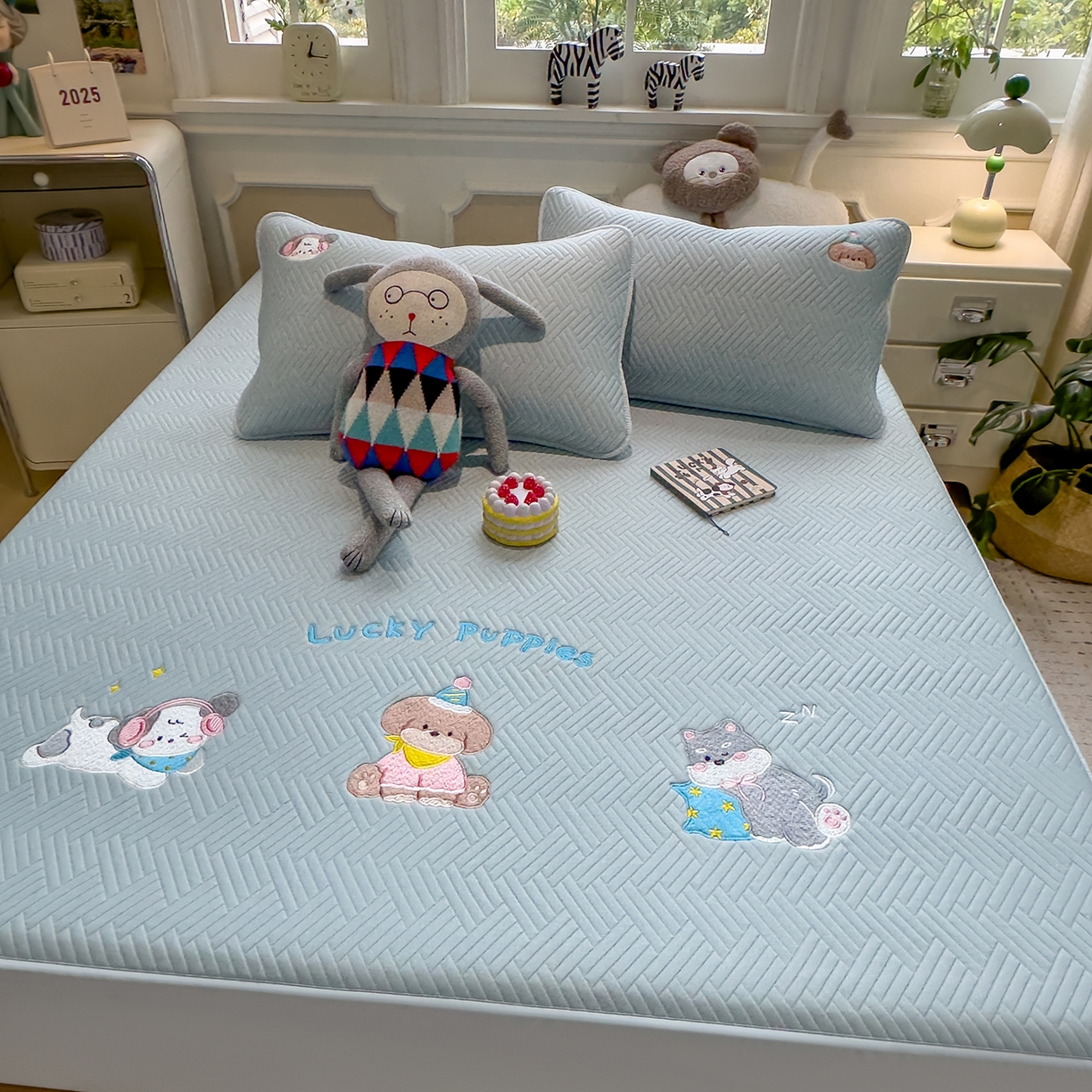 91家纺网 家纺一手货源 找家纺 眠多宝 2025新款三联刺绣卡通夹棉床笠全包围床垫保护套 幸运小狗-天空蓝