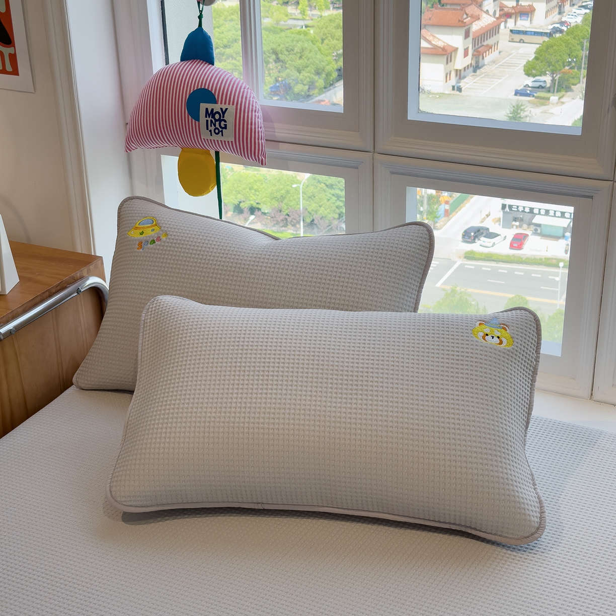 91家纺网 家纺一手货源 找家纺 眠多宝 2025新款华夫格夹棉卡通刺绣床笠全包围床垫保护套 童话小伙伴-云绒灰