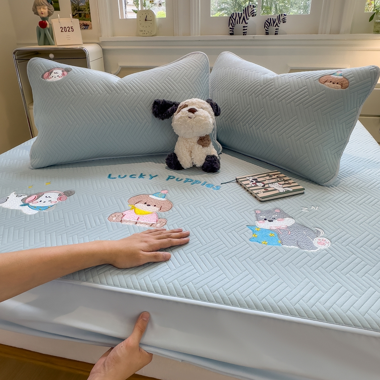 91家纺网 家纺一手货源 找家纺 眠多宝 2025新款三联刺绣卡通夹棉床笠全包围床垫保护套 幸运小狗-天空蓝