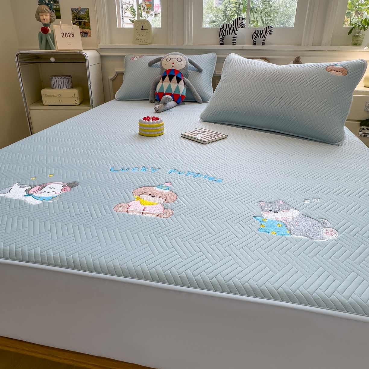 91家纺网 家纺一手货源 找家纺 眠多宝 2025新款三联刺绣卡通夹棉床笠全包围床垫保护套 幸运小狗-天空蓝