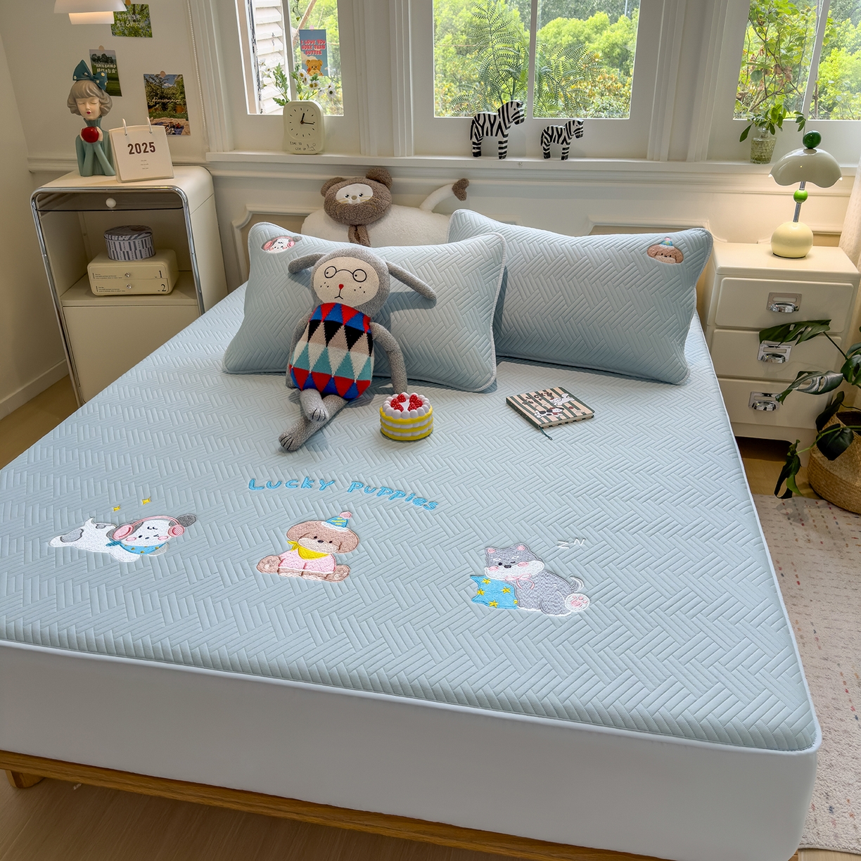 91家纺网 家纺一手货源 找家纺 眠多宝 2025新款三联刺绣卡通夹棉床笠全包围床垫保护套 幸运小狗-天空蓝