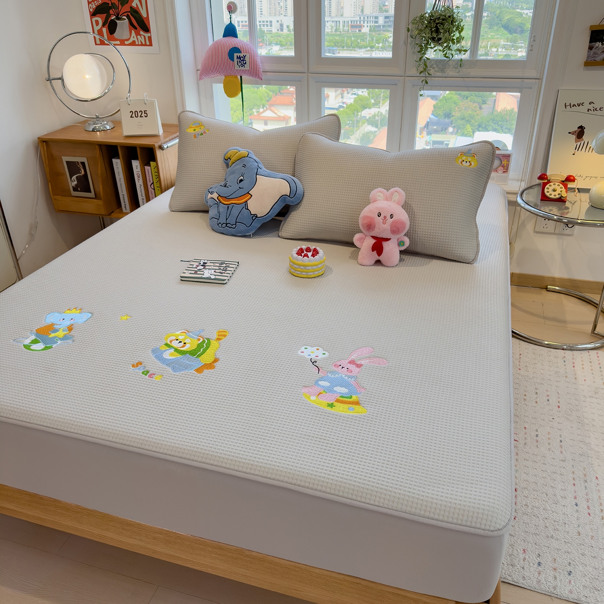 91家纺网 家纺一手货源 找家纺 眠多宝 2025新款华夫格夹棉卡通刺绣床笠全包围床垫保护套 童话小伙伴-云绒灰