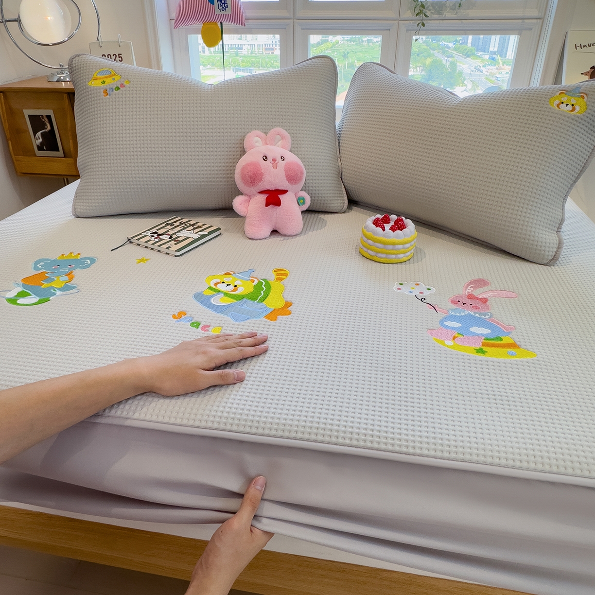 91家纺网 家纺一手货源 找家纺 眠多宝 2025新款华夫格夹棉卡通刺绣床笠全包围床垫保护套 童话小伙伴-云绒灰