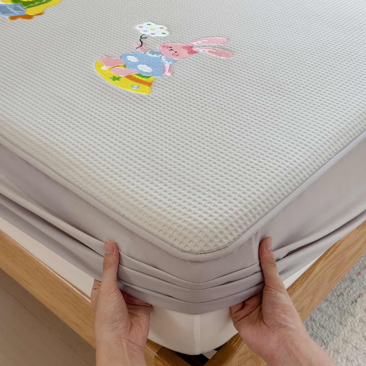 91家纺网 家纺一手货源 找家纺 眠多宝 2025新款华夫格夹棉卡通刺绣床笠全包围床垫保护套 童话小伙伴-云绒灰