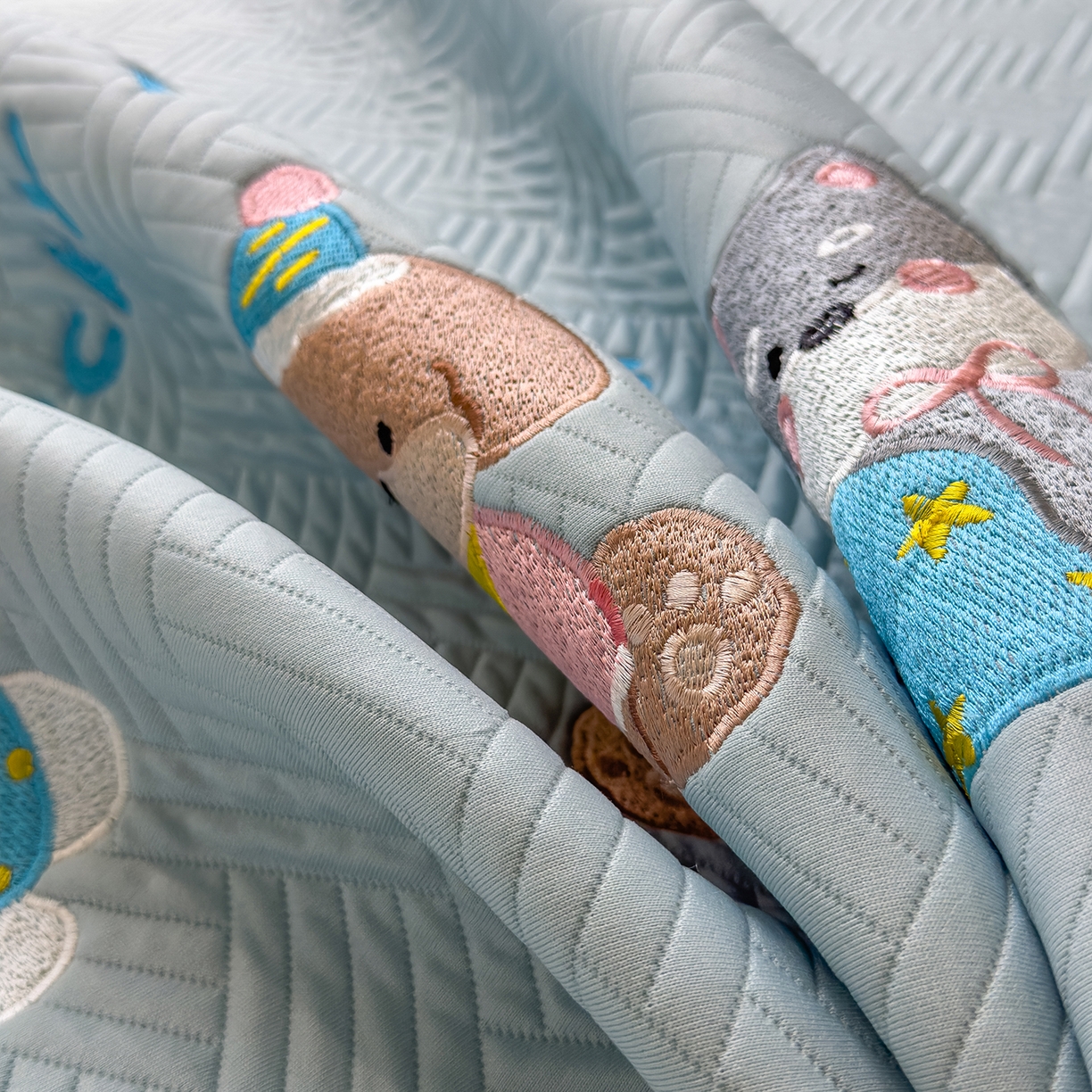 91家纺网 家纺一手货源 找家纺 眠多宝 2025新款三联刺绣卡通夹棉床笠全包围床垫保护套 幸运小狗-天空蓝