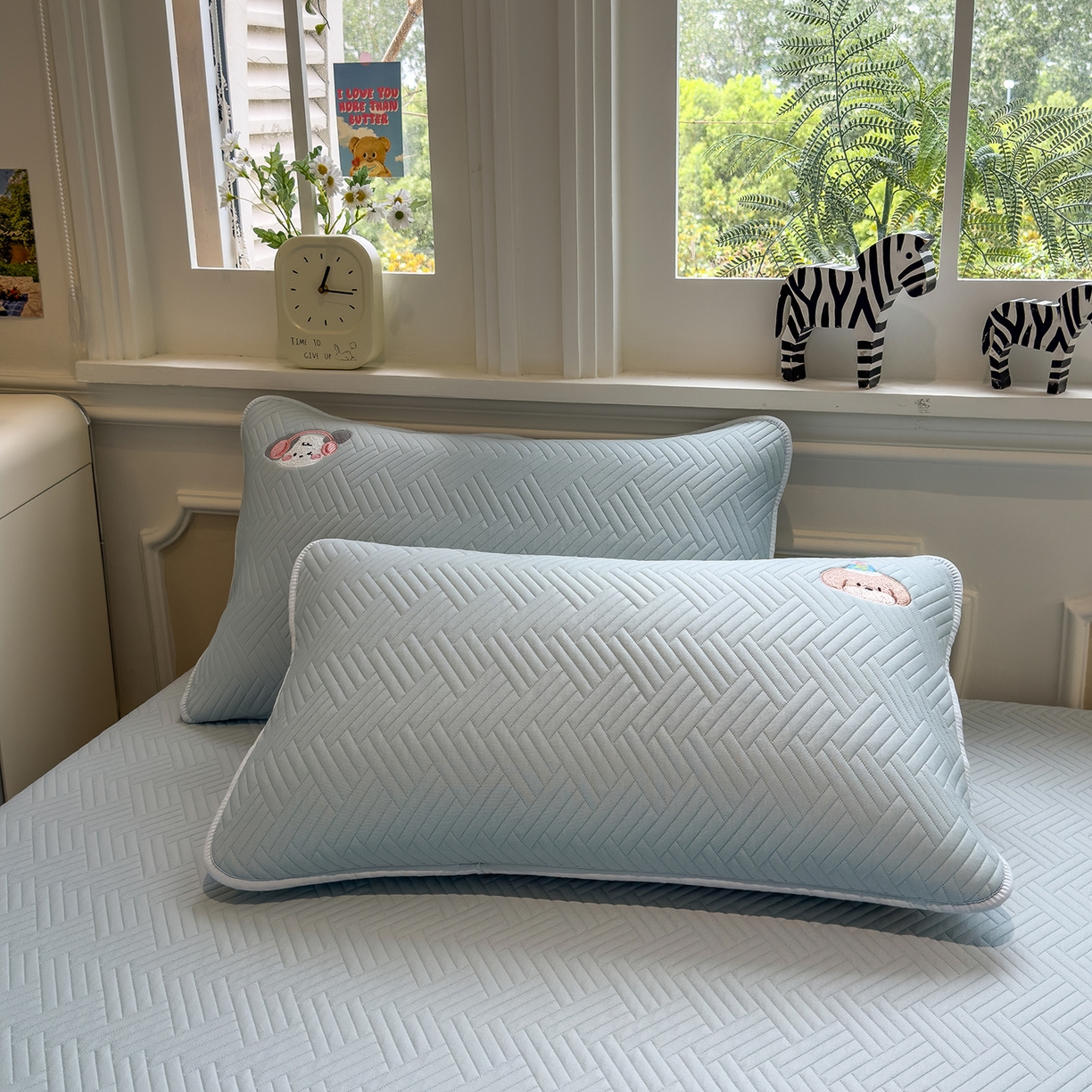 91家纺网 家纺一手货源 找家纺 眠多宝 2025新款三联刺绣卡通夹棉床笠全包围床垫保护套 幸运小狗-天空蓝