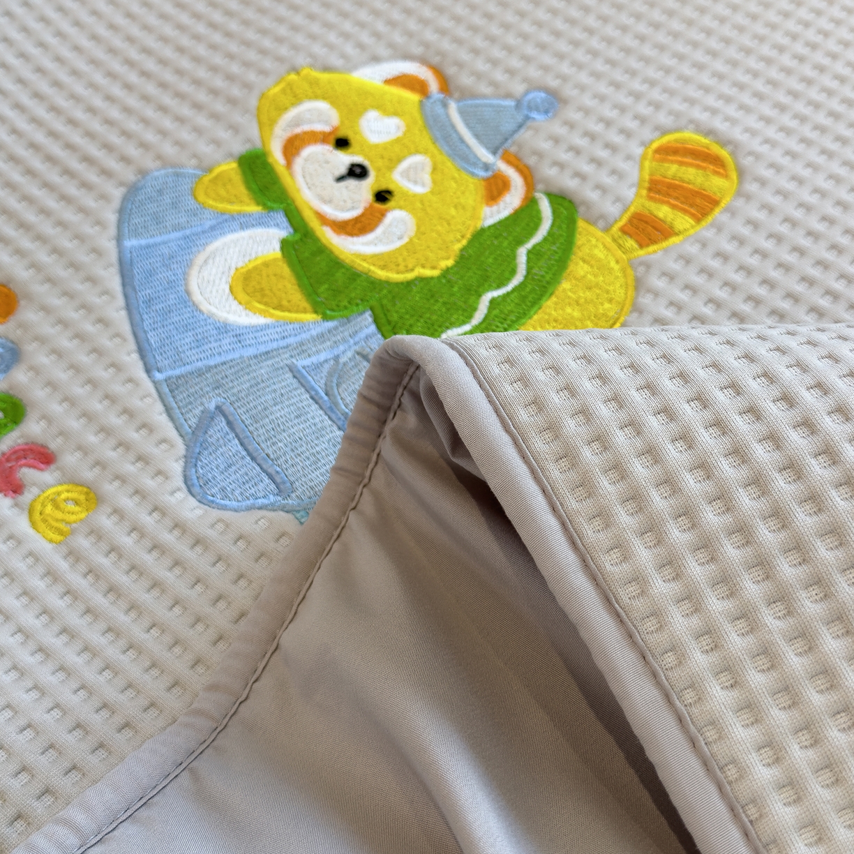 91家纺网 家纺一手货源 找家纺 眠多宝 2025新款华夫格夹棉卡通刺绣床笠全包围床垫保护套 童话小伙伴-云绒灰