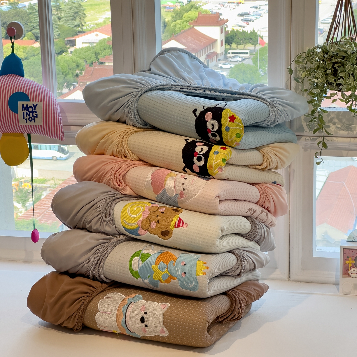 91家纺网 家纺一手货源 找家纺 眠多宝 2025新款华夫格夹棉卡通刺绣床笠全包围床垫保护套 童趣萌宠-焦糖咖