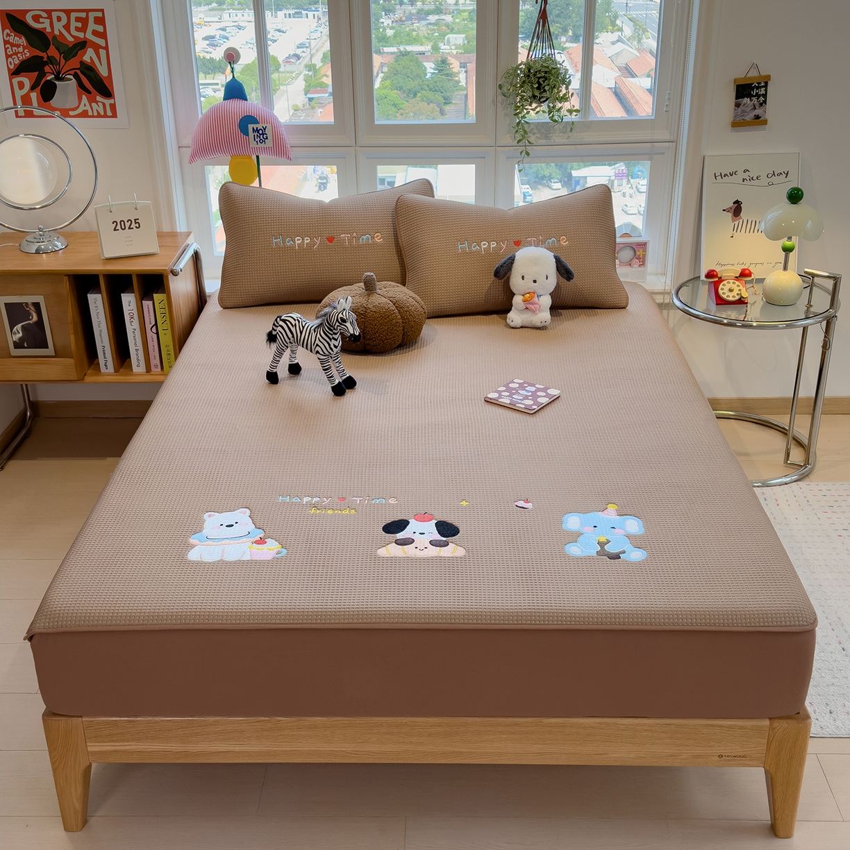 91家纺网 家纺一手货源 找家纺 眠多宝 2025新款华夫格夹棉卡通刺绣床笠全包围床垫保护套 童趣萌宠-焦糖咖