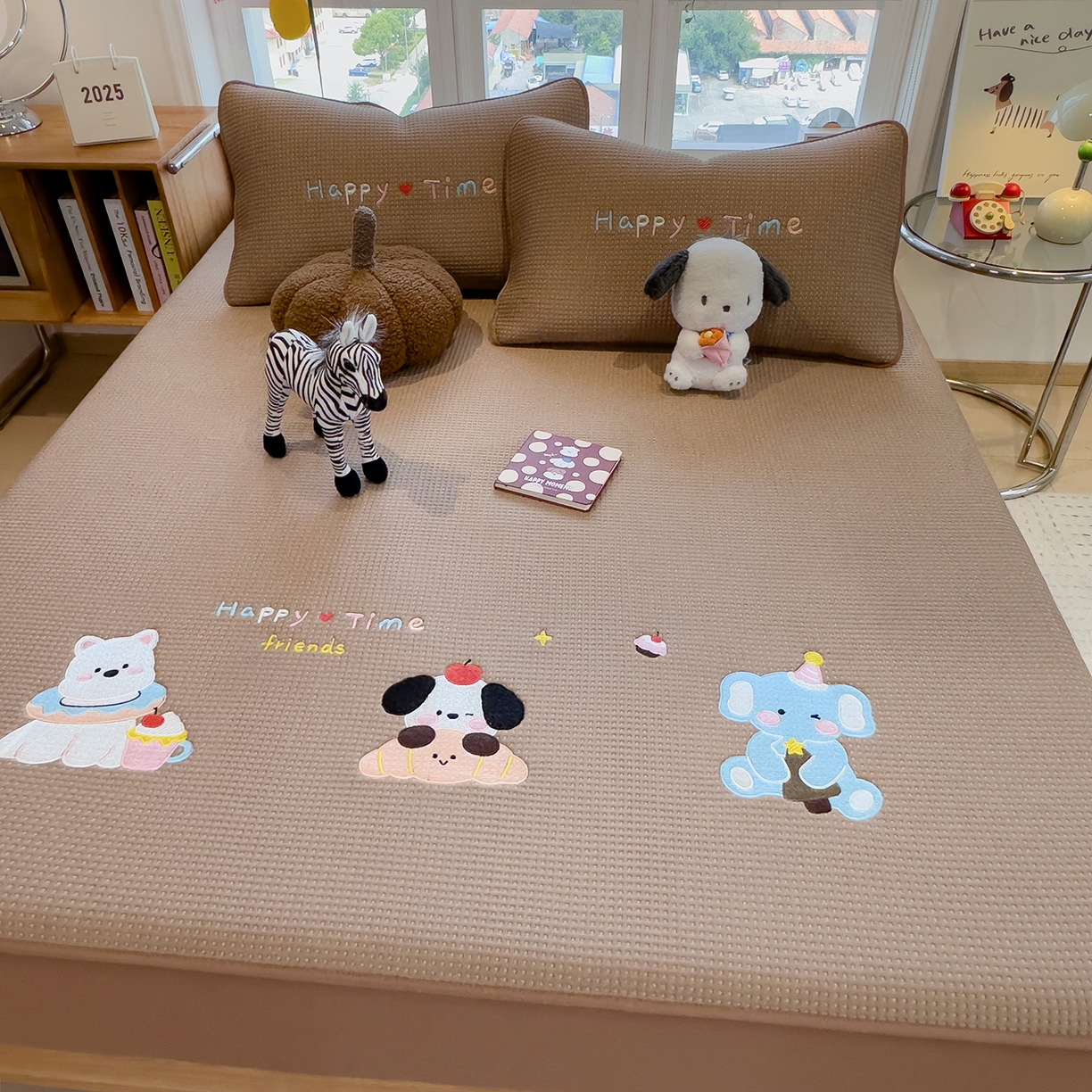 91家纺网 家纺一手货源 找家纺 眠多宝 2025新款华夫格夹棉卡通刺绣床笠全包围床垫保护套 童趣萌宠-焦糖咖