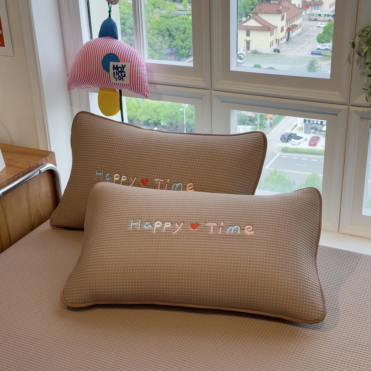 91家纺网 家纺一手货源 找家纺 眠多宝 2025新款华夫格夹棉卡通刺绣床笠全包围床垫保护套 童趣萌宠-焦糖咖