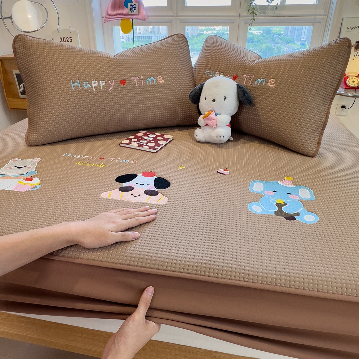 91家纺网 家纺一手货源 找家纺 眠多宝 2025新款华夫格夹棉卡通刺绣床笠全包围床垫保护套 童趣萌宠-焦糖咖