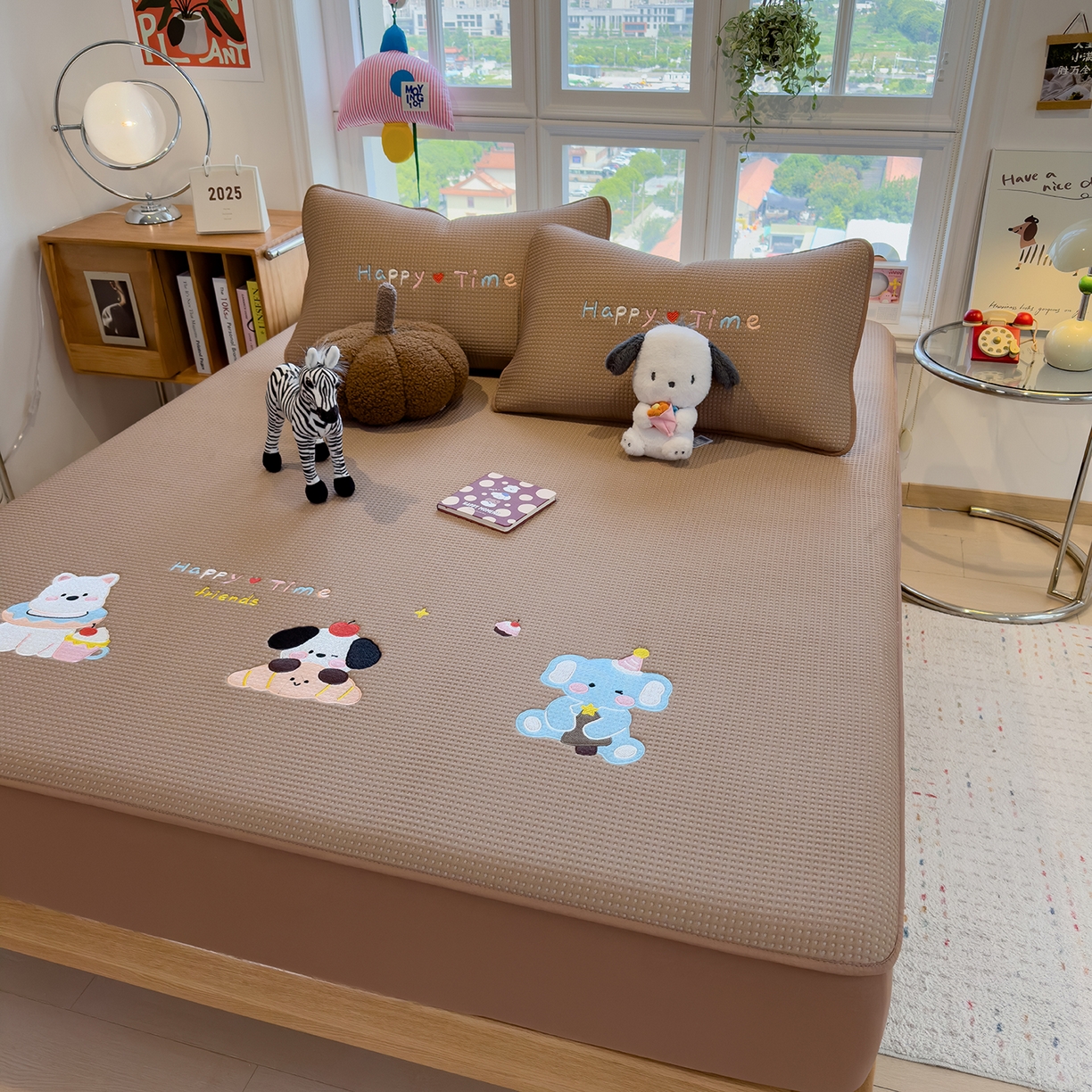 91家纺网 家纺一手货源 找家纺 眠多宝 2025新款华夫格夹棉卡通刺绣床笠全包围床垫保护套 童趣萌宠-焦糖咖