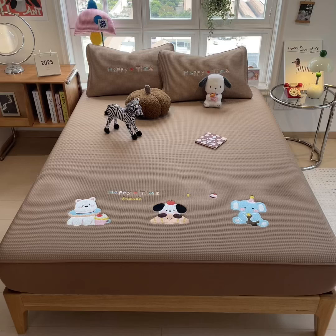 91家纺网 家纺一手货源 找家纺 眠多宝 2025新款华夫格夹棉卡通刺绣床笠全包围床垫保护套 童趣萌宠-焦糖咖