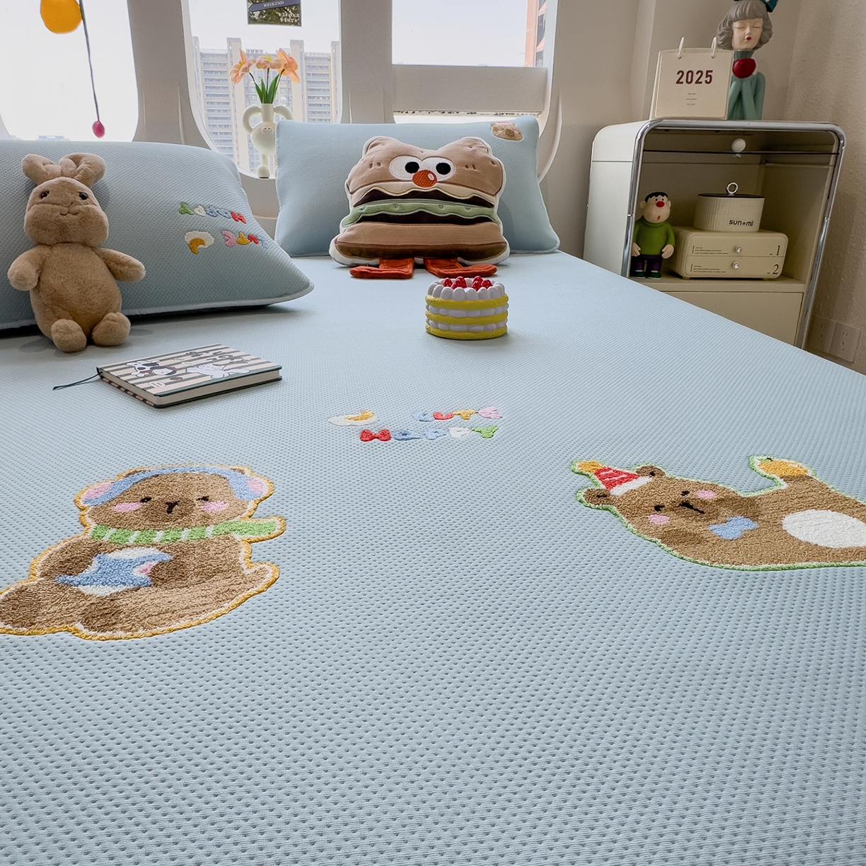 91家纺网 家纺一手货源 找家纺 眠多宝 2025新款彩绒棉卡通毛巾绣夹棉床笠全包围床垫保护套 萌趣卡皮巴拉-雾霭蓝