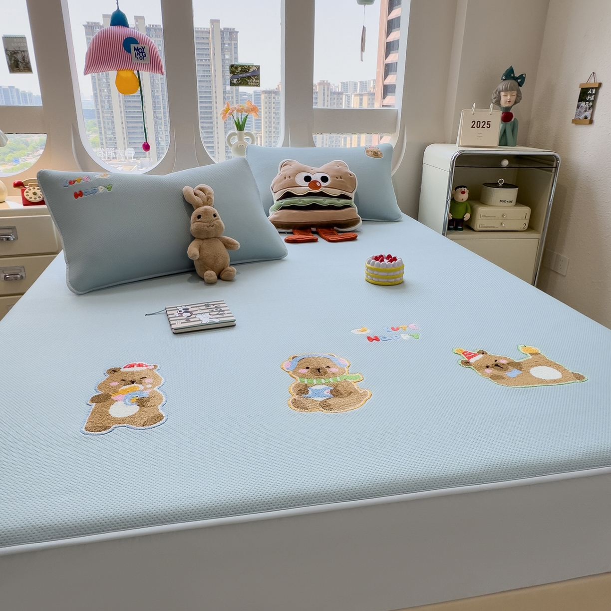 91家纺网 家纺一手货源 找家纺 眠多宝 2025新款彩绒棉卡通毛巾绣夹棉床笠全包围床垫保护套 萌趣卡皮巴拉-雾霭蓝