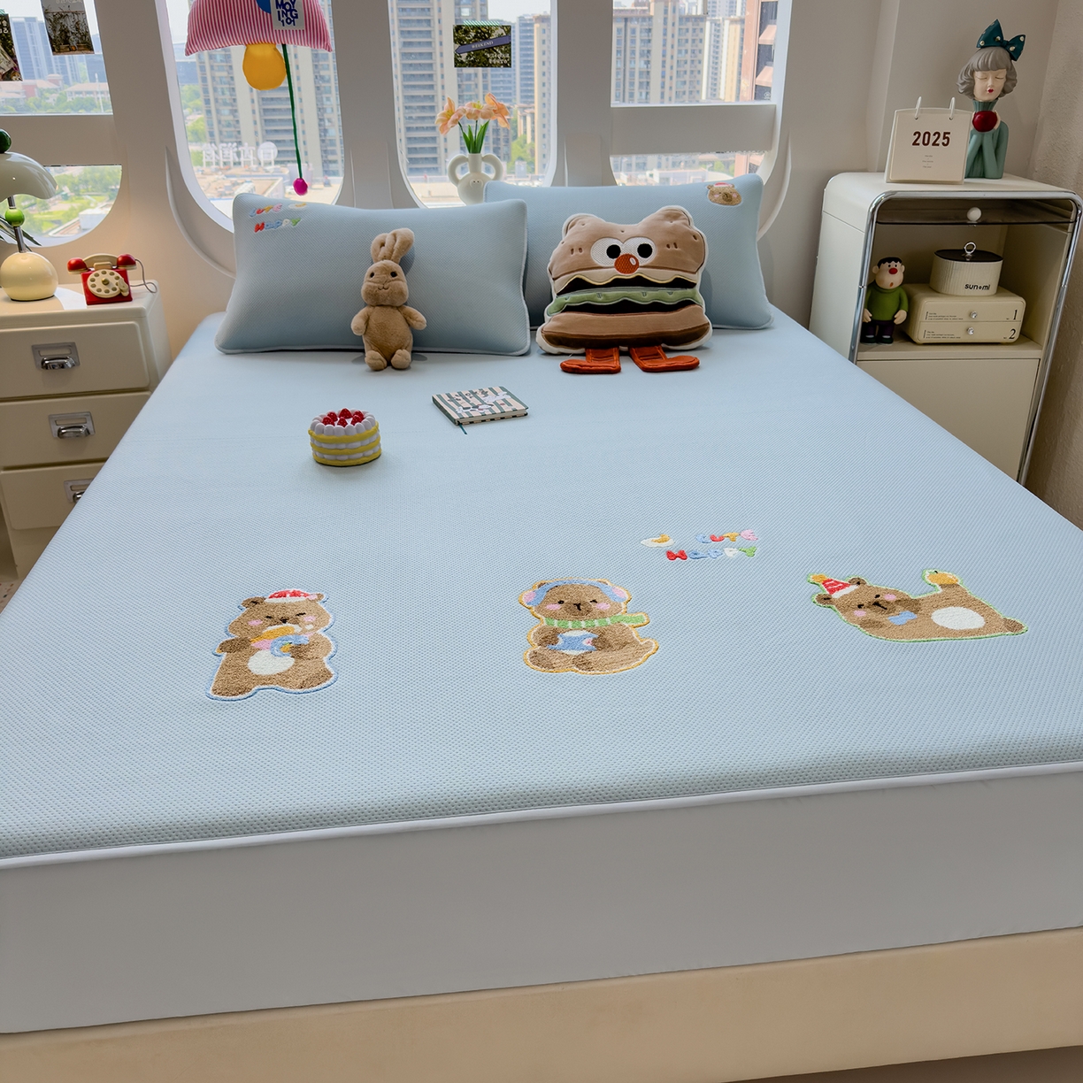 91家纺网 家纺一手货源 找家纺 眠多宝 2025新款彩绒棉卡通毛巾绣夹棉床笠全包围床垫保护套 萌趣卡皮巴拉-雾霭蓝