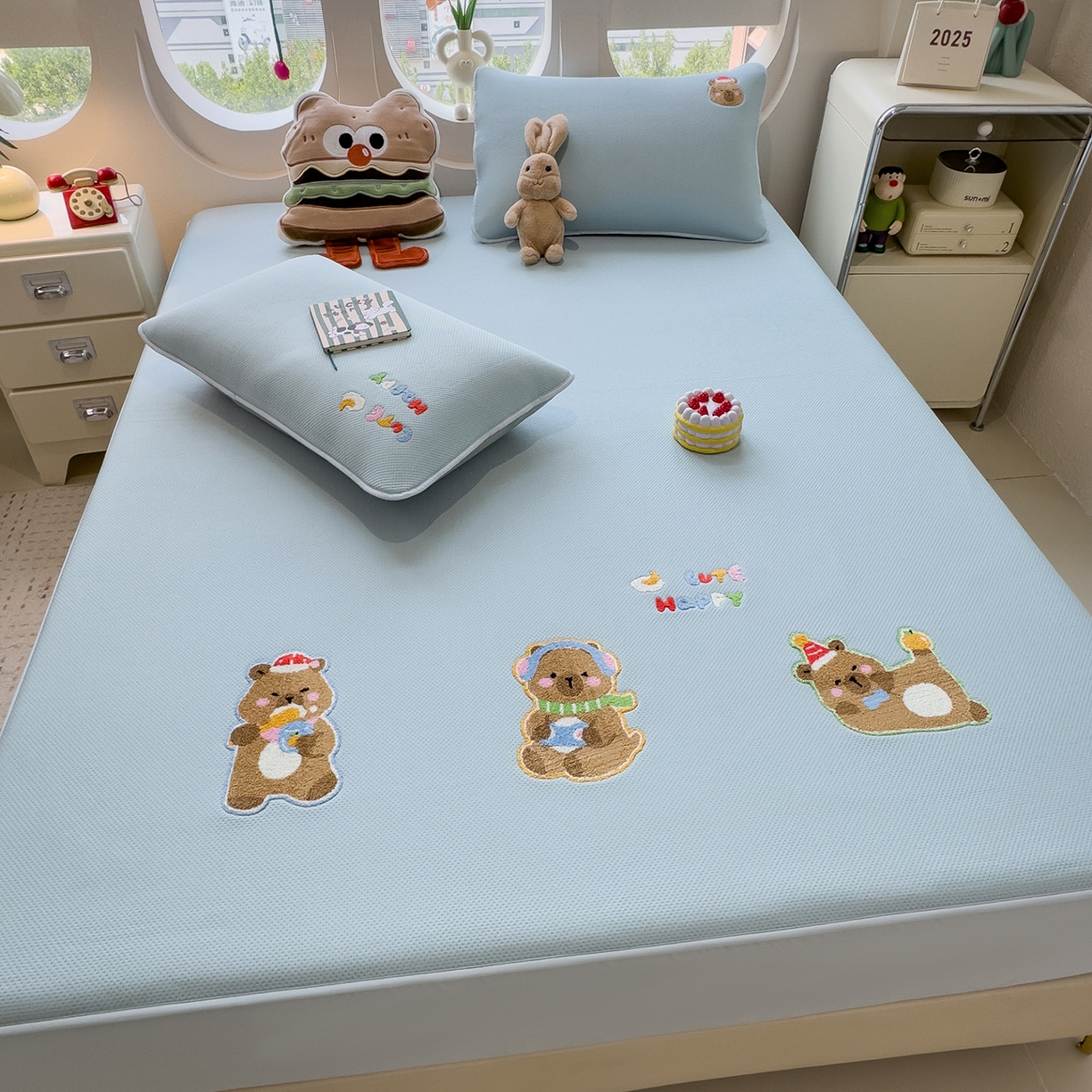 91家纺网 家纺一手货源 找家纺 眠多宝 2025新款彩绒棉卡通毛巾绣夹棉床笠全包围床垫保护套 萌趣卡皮巴拉-雾霭蓝