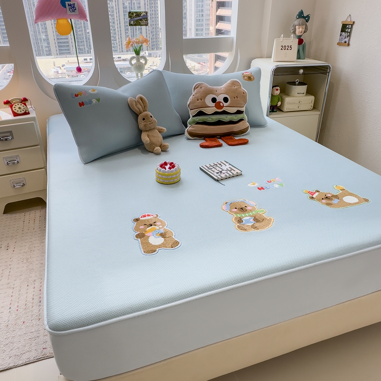 91家纺网 家纺一手货源 找家纺 眠多宝 2025新款彩绒棉卡通毛巾绣夹棉床笠全包围床垫保护套 萌趣卡皮巴拉-雾霭蓝