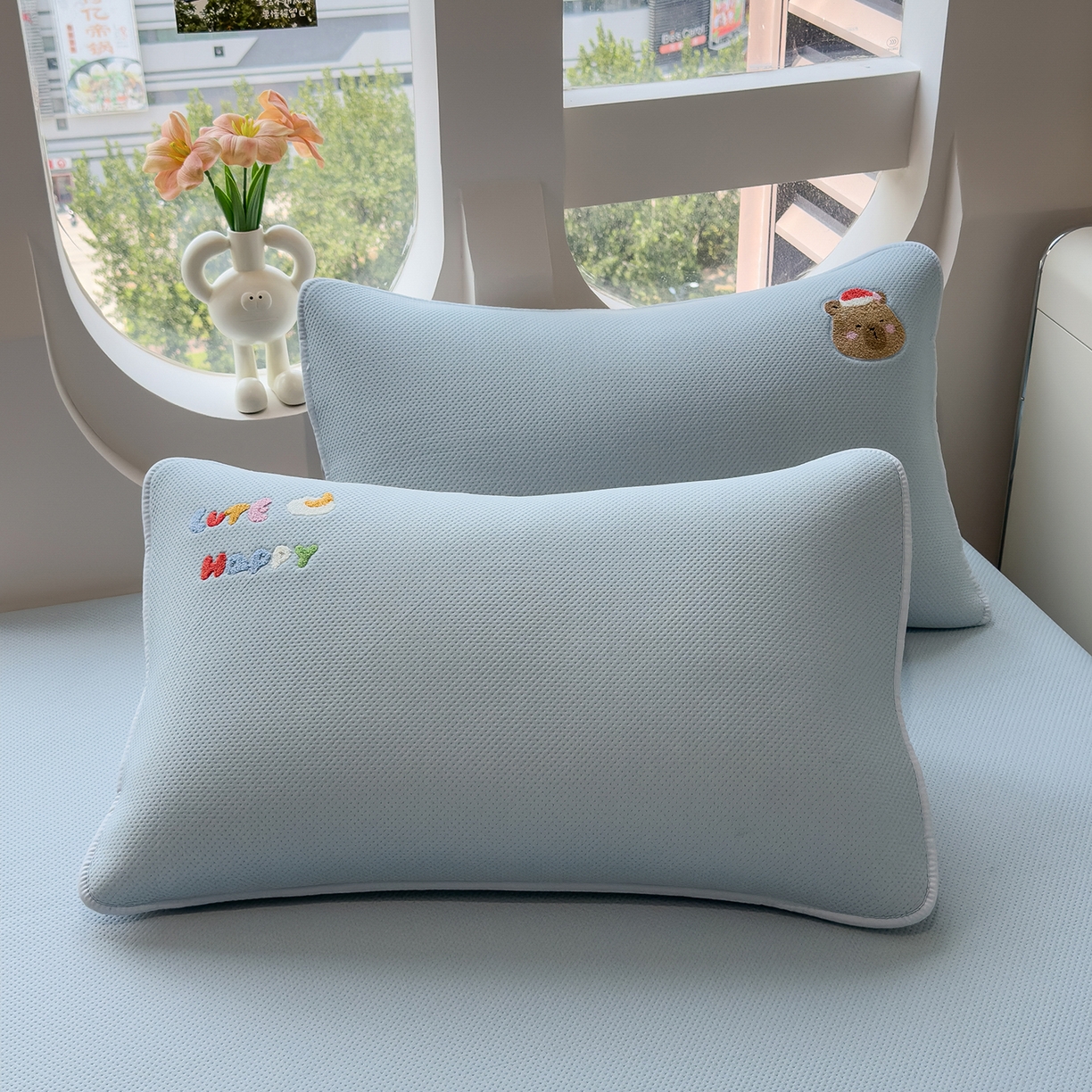 91家纺网 家纺一手货源 找家纺 眠多宝 2025新款彩绒棉卡通毛巾绣夹棉床笠全包围床垫保护套 萌趣卡皮巴拉-雾霭蓝