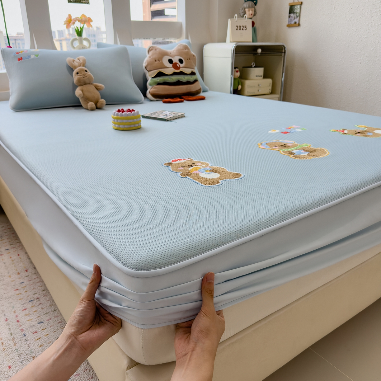 91家纺网 家纺一手货源 找家纺 眠多宝 2025新款彩绒棉卡通毛巾绣夹棉床笠全包围床垫保护套 萌趣卡皮巴拉-雾霭蓝