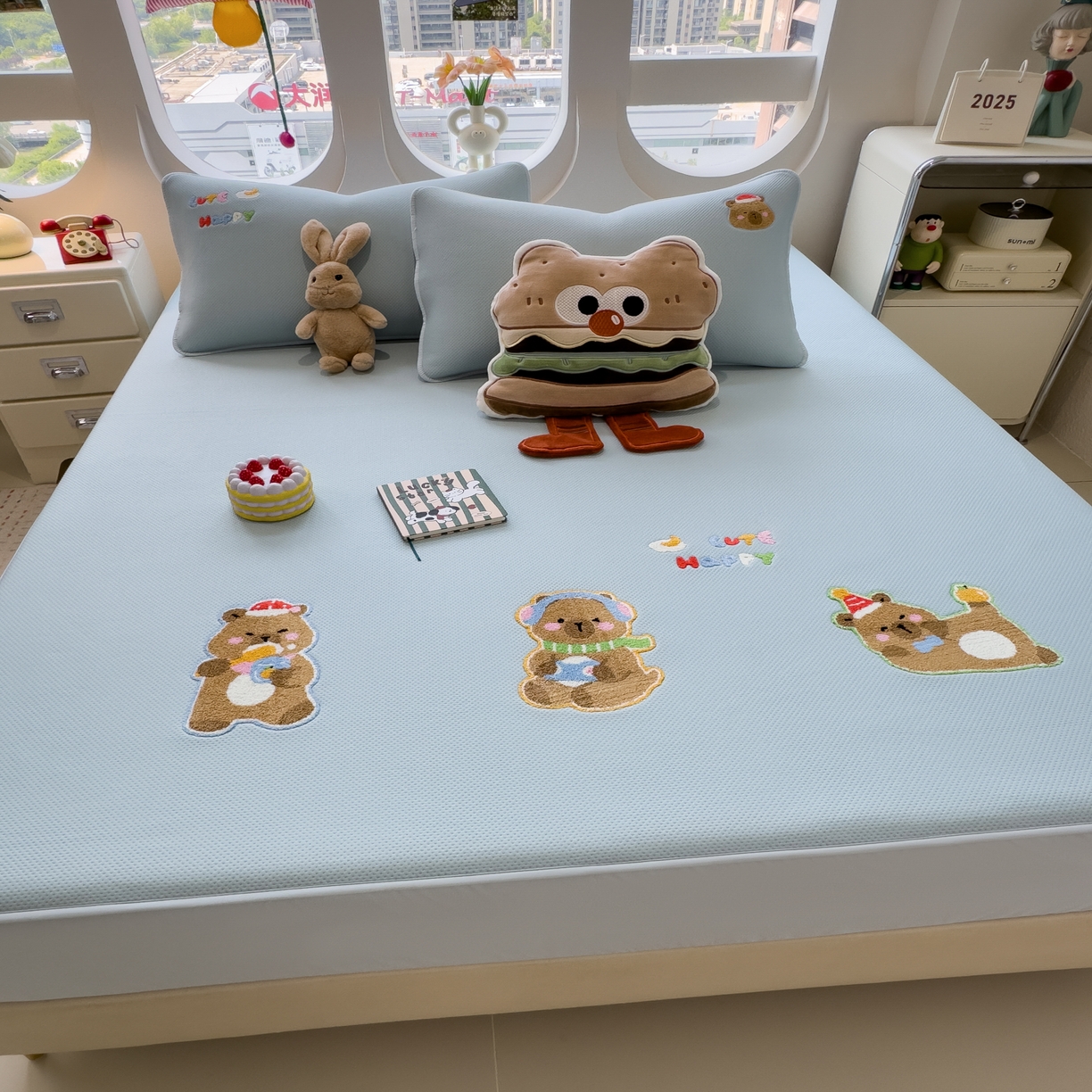 91家纺网 家纺一手货源 找家纺 眠多宝 2025新款彩绒棉卡通毛巾绣夹棉床笠全包围床垫保护套 萌趣卡皮巴拉-雾霭蓝