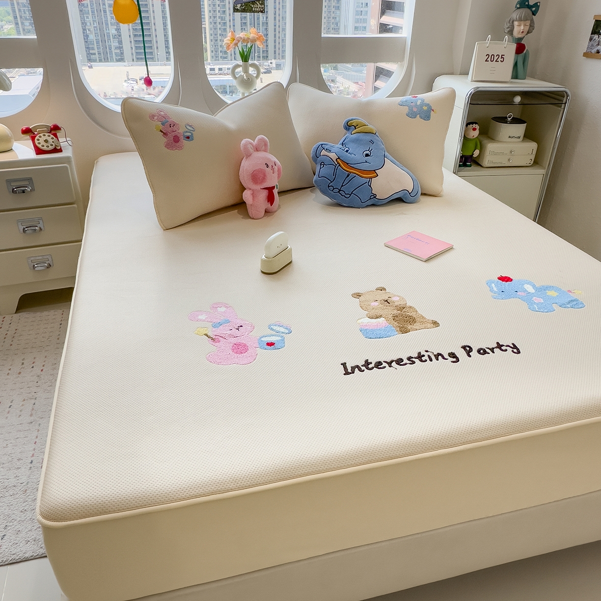 91家纺网 家纺一手货源 找家纺 眠多宝 2025新款彩绒棉卡通毛巾绣夹棉床笠全包围床垫保护套 萌友派对-雾栗咖