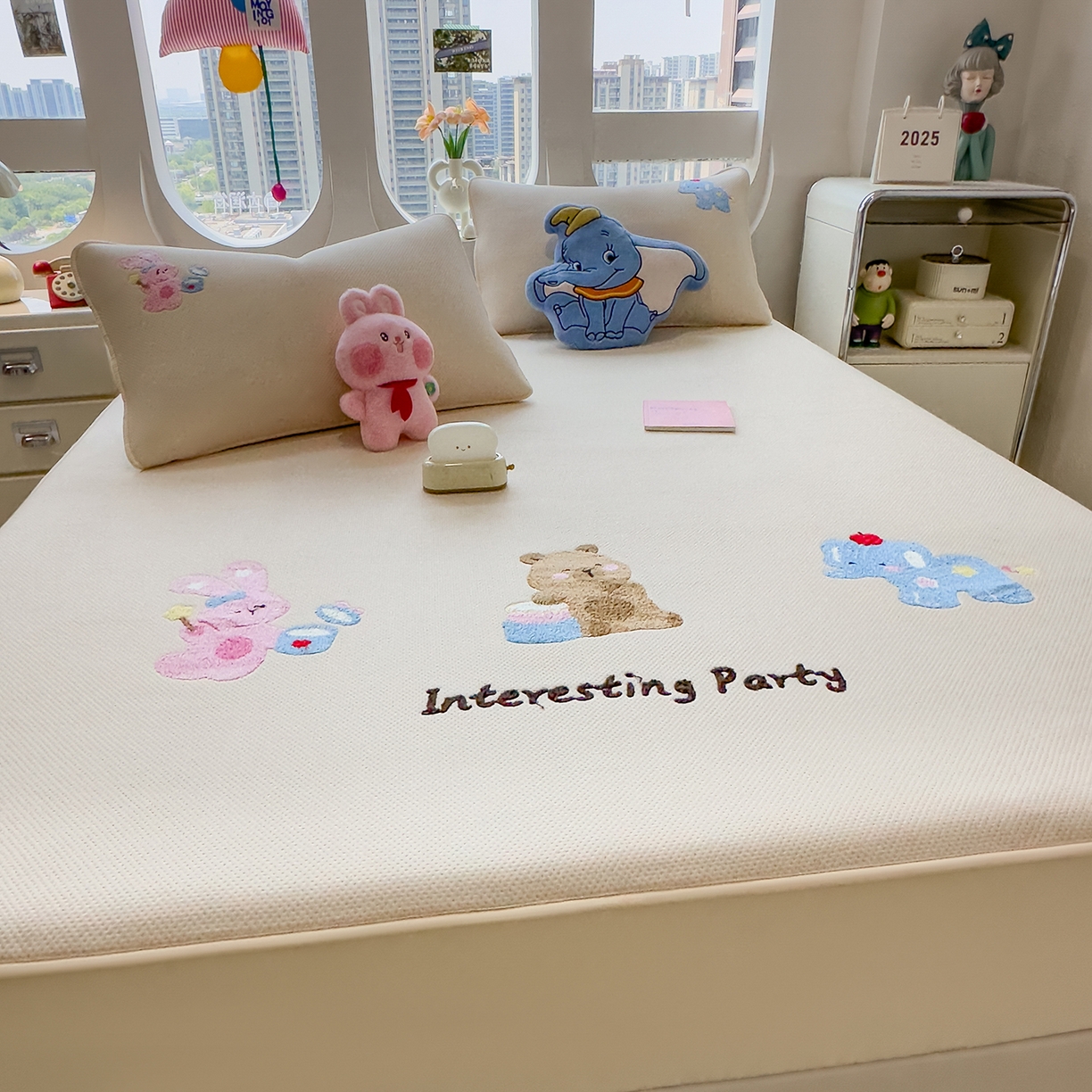 91家纺网 家纺一手货源 找家纺 眠多宝 2025新款彩绒棉卡通毛巾绣夹棉床笠全包围床垫保护套 萌友派对-雾栗咖