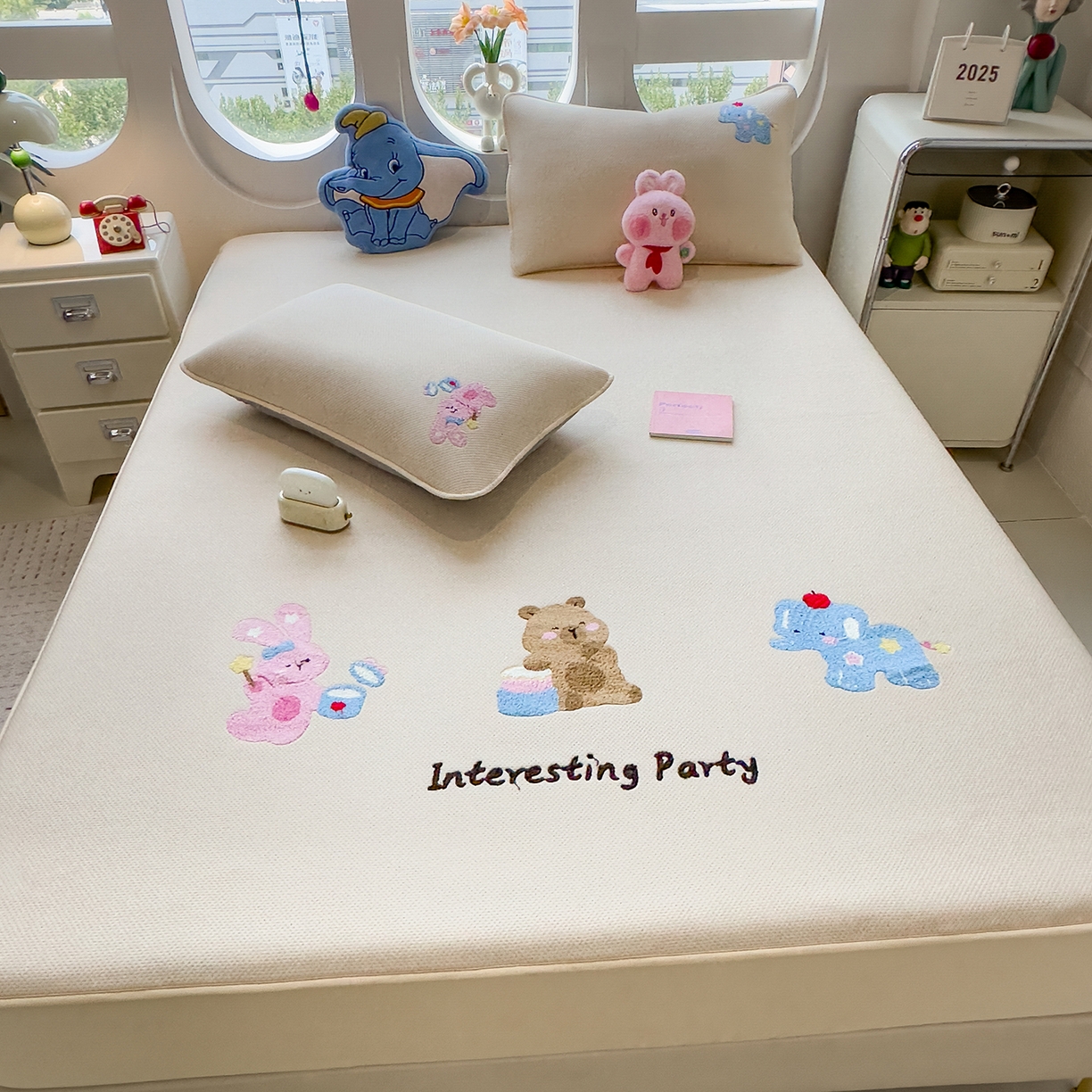 91家纺网 家纺一手货源 找家纺 眠多宝 2025新款彩绒棉卡通毛巾绣夹棉床笠全包围床垫保护套 萌友派对-雾栗咖