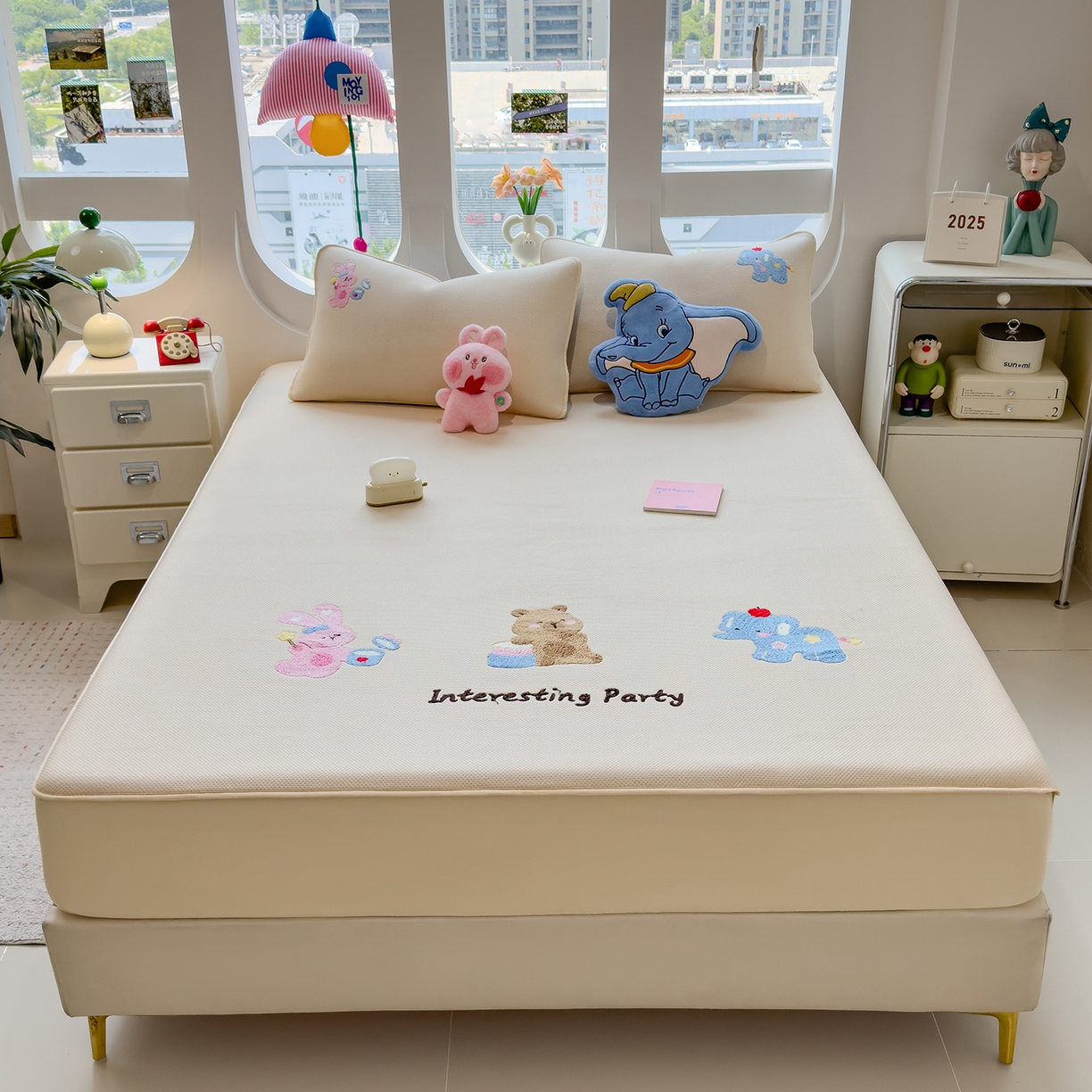 91家纺网 家纺一手货源 找家纺 眠多宝 2025新款彩绒棉卡通毛巾绣夹棉床笠全包围床垫保护套 萌友派对-雾栗咖