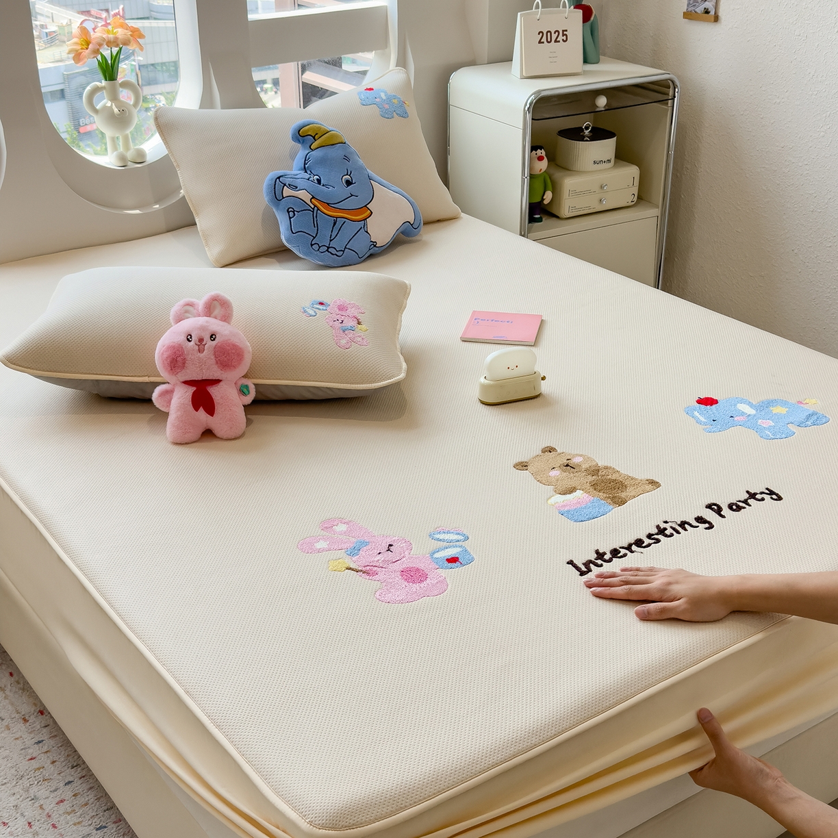 91家纺网 家纺一手货源 找家纺 眠多宝 2025新款彩绒棉卡通毛巾绣夹棉床笠全包围床垫保护套 萌友派对-雾栗咖