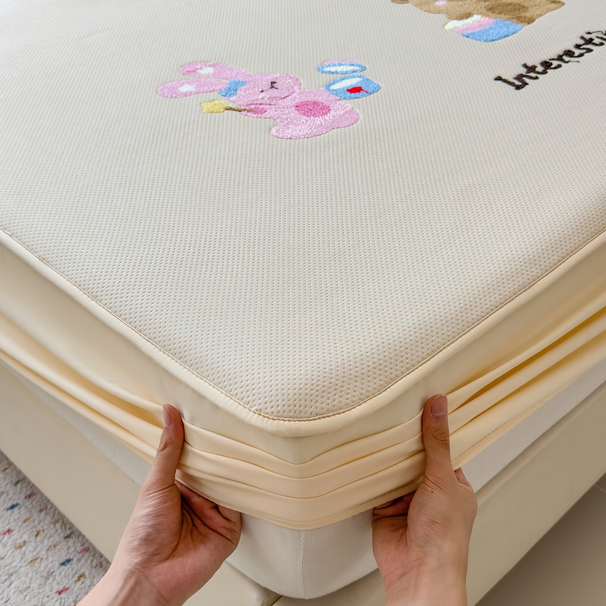 91家纺网 家纺一手货源 找家纺 眠多宝 2025新款彩绒棉卡通毛巾绣夹棉床笠全包围床垫保护套 萌友派对-雾栗咖