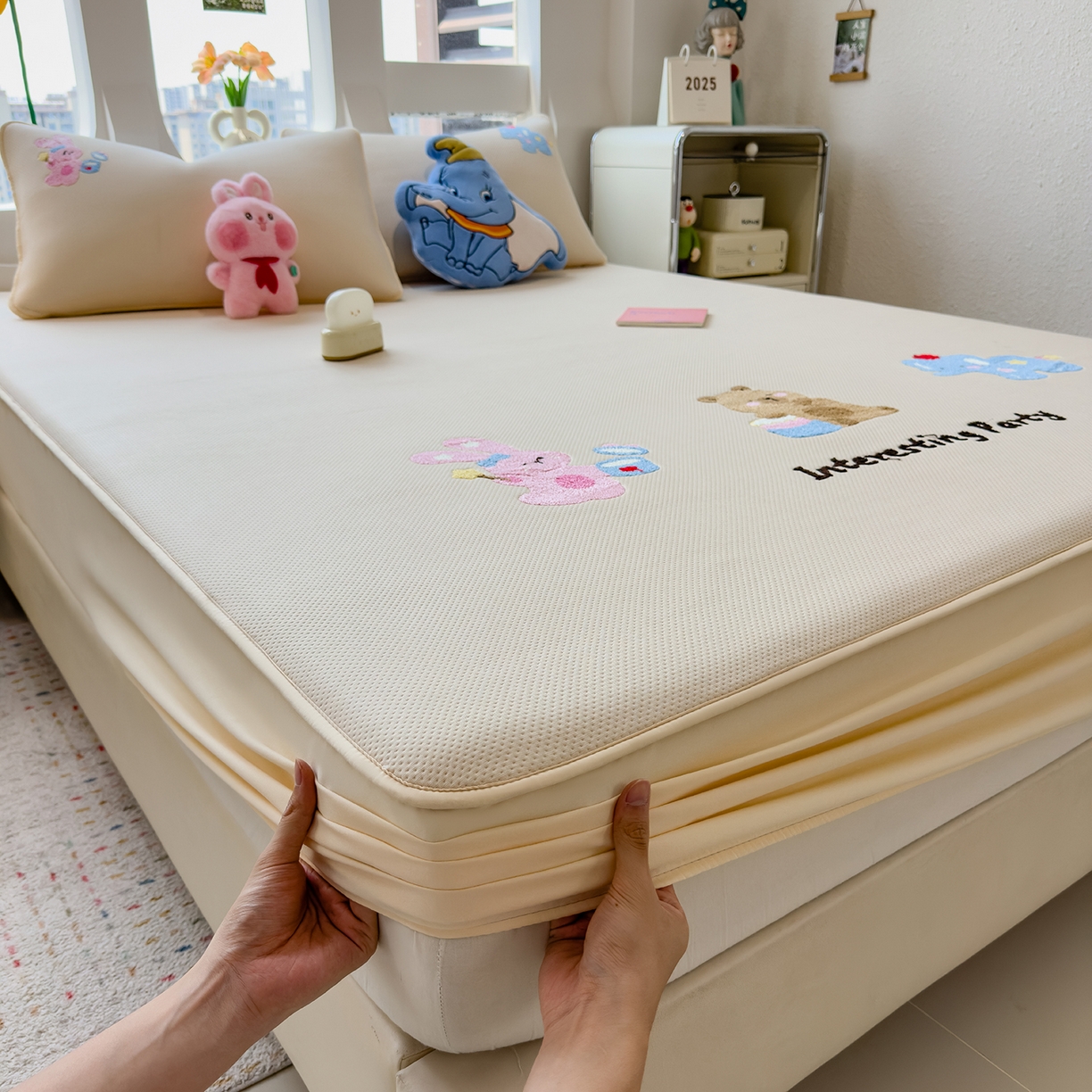 91家纺网 家纺一手货源 找家纺 眠多宝 2025新款彩绒棉卡通毛巾绣夹棉床笠全包围床垫保护套 萌友派对-雾栗咖