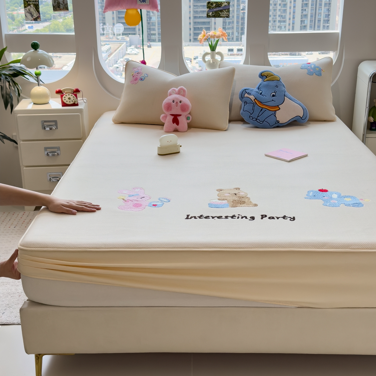 91家纺网 家纺一手货源 找家纺 眠多宝 2025新款彩绒棉卡通毛巾绣夹棉床笠全包围床垫保护套 萌友派对-雾栗咖