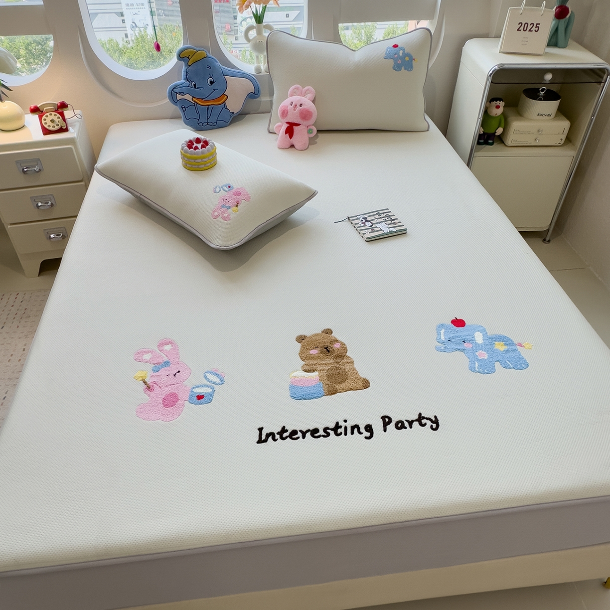 91家纺网 家纺一手货源 找家纺 眠多宝 2025新款彩绒棉卡通毛巾绣夹棉床笠全包围床垫保护套 萌友派对-云絮米