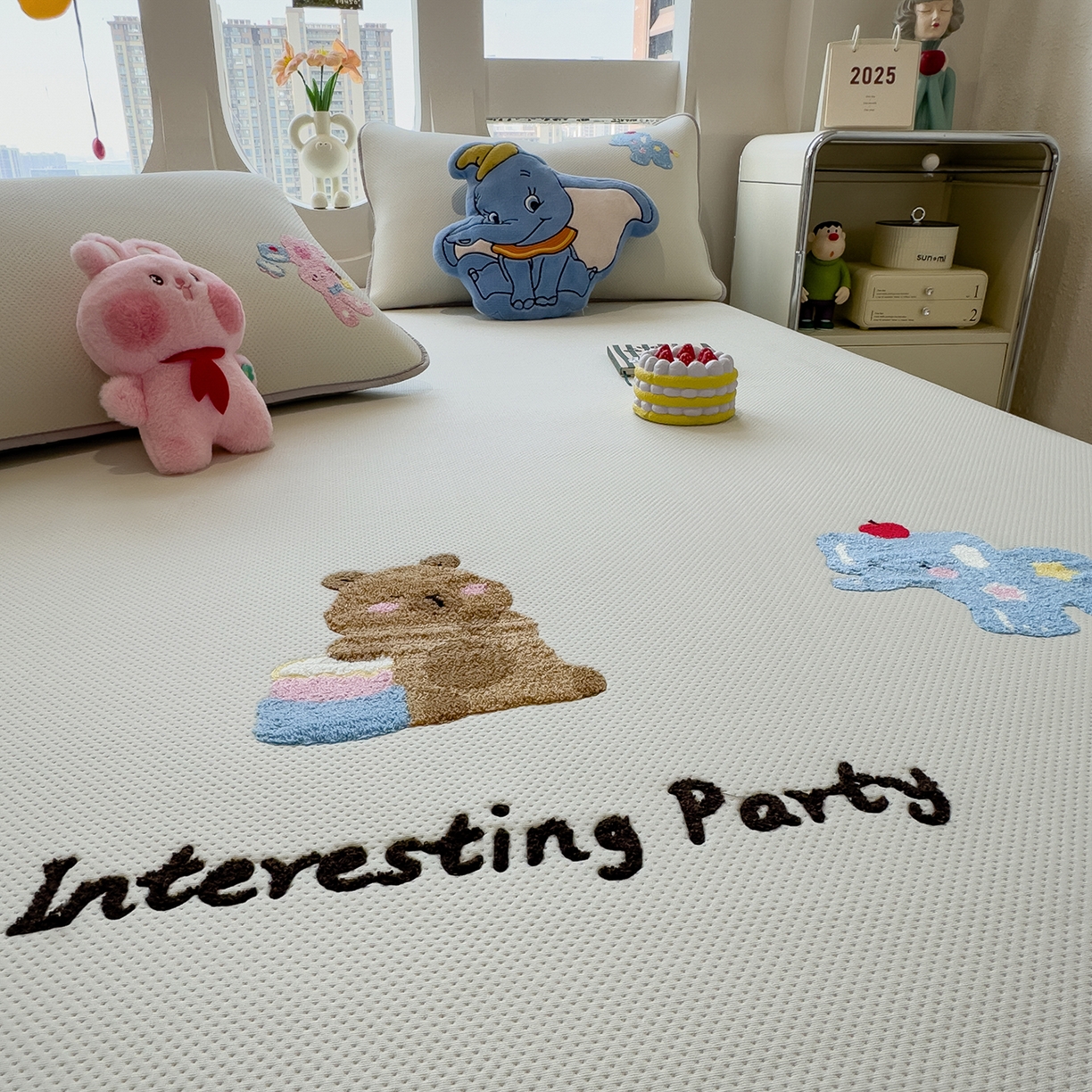 91家纺网 家纺一手货源 找家纺 眠多宝 2025新款彩绒棉卡通毛巾绣夹棉床笠全包围床垫保护套 萌友派对-云絮米