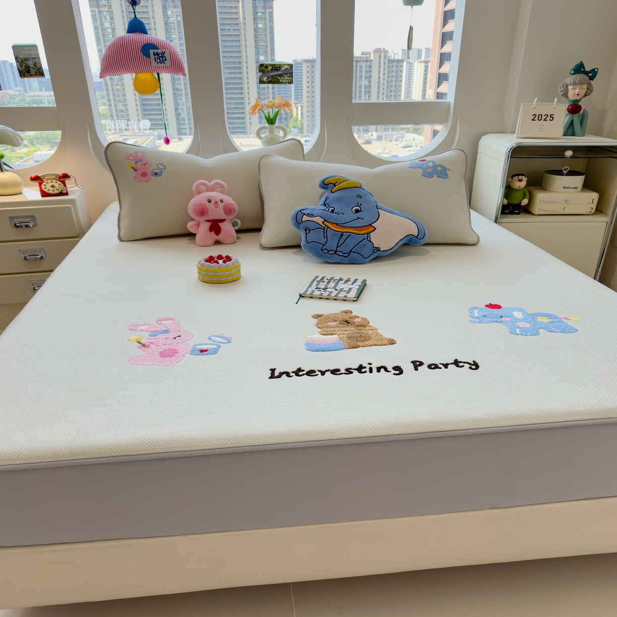 91家纺网 家纺一手货源 找家纺 眠多宝 2025新款彩绒棉卡通毛巾绣夹棉床笠全包围床垫保护套 萌友派对-云絮米