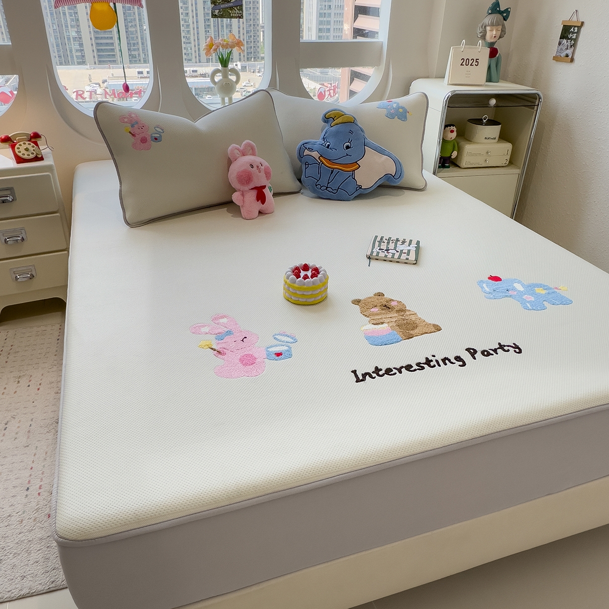 91家纺网 家纺一手货源 找家纺 眠多宝 2025新款彩绒棉卡通毛巾绣夹棉床笠全包围床垫保护套 萌友派对-云絮米